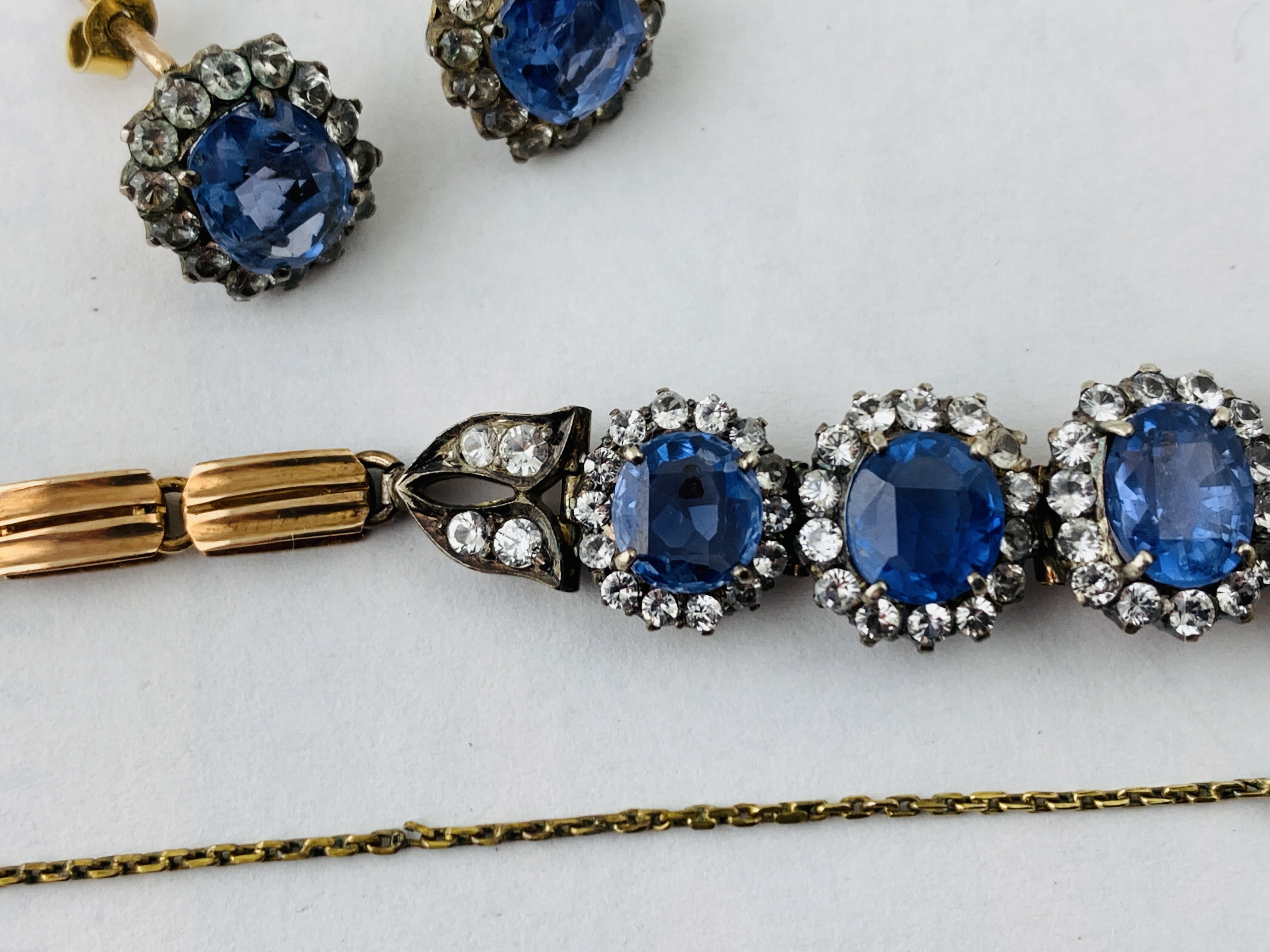 A VINTAGE 1930'S WHITE STONE AND BLUE TOPAZ SUITE OF JEWELLERY COMPRISING NECKLACE, BRACELET, - Image 9 of 11