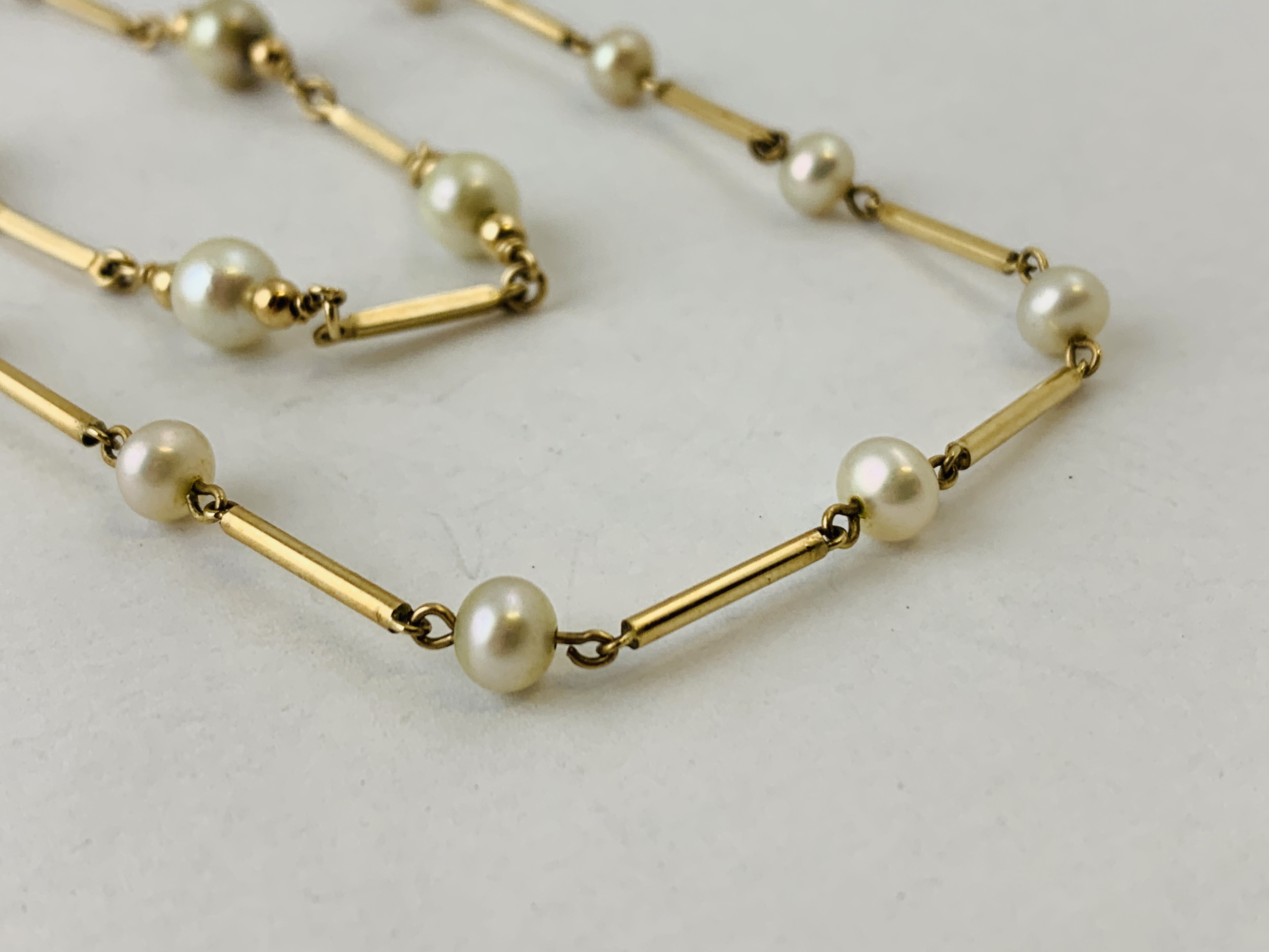 9CT GOLD NECKLACE THE BATTON LINKS DIVIDING PEARLS, - Image 2 of 6