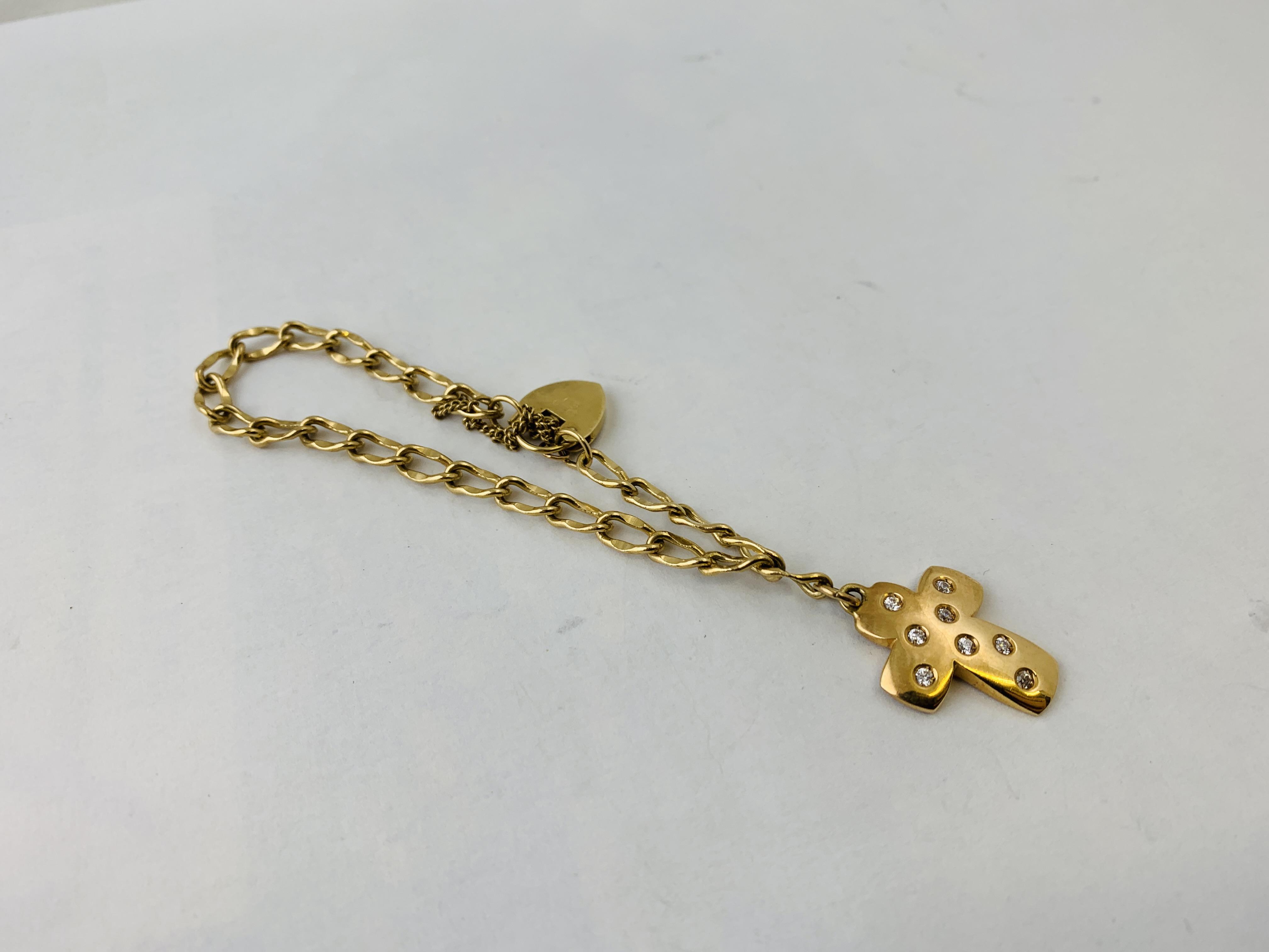 A 9CT GOLD BRACELET WITH HEART SHAPED PADLOCK CLASP AND YELLOW STONE SET PENDANT ATTACHED L 200MM