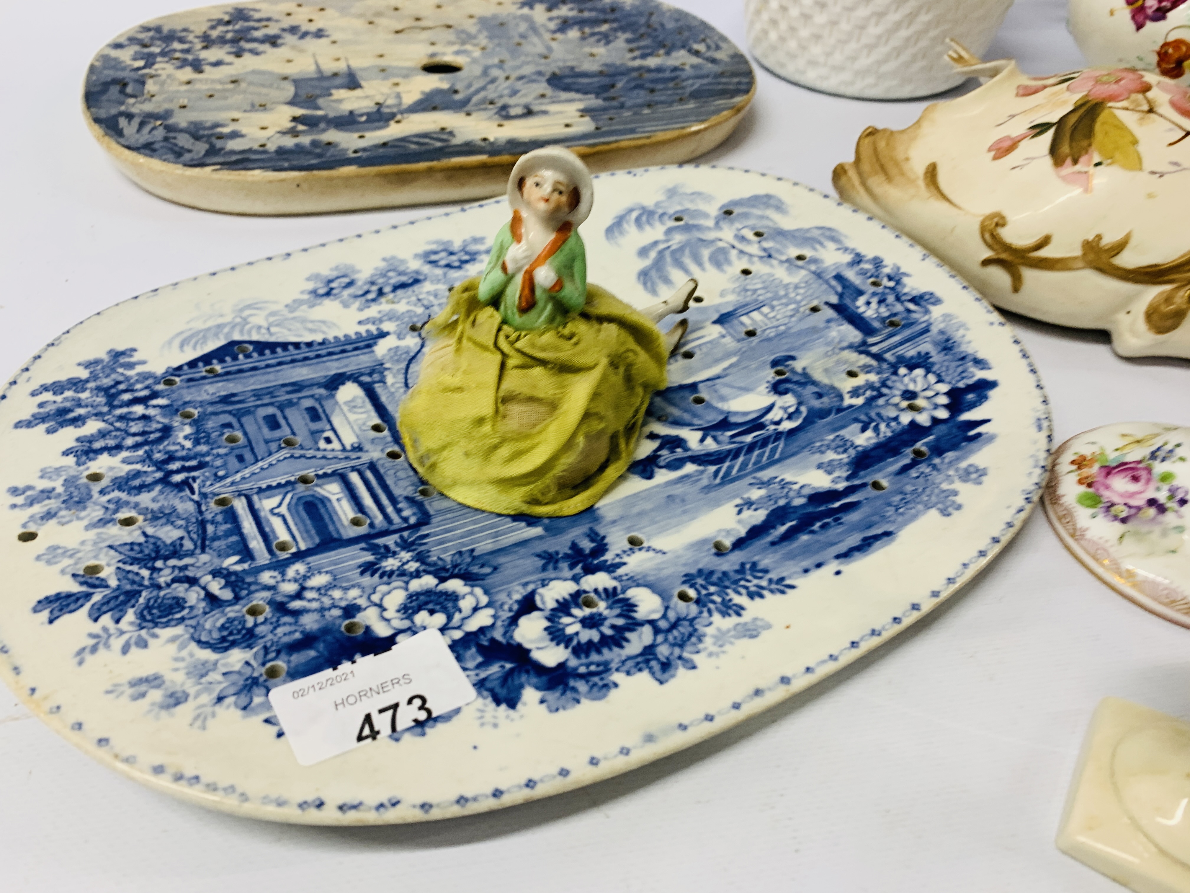 COLLECTION OF VINTAGE CERAMICS TO INCLUDE 2 BLUE AND WHITE DRAINERS, WALL POCKET, CREAM WARE JUG, - Image 3 of 9