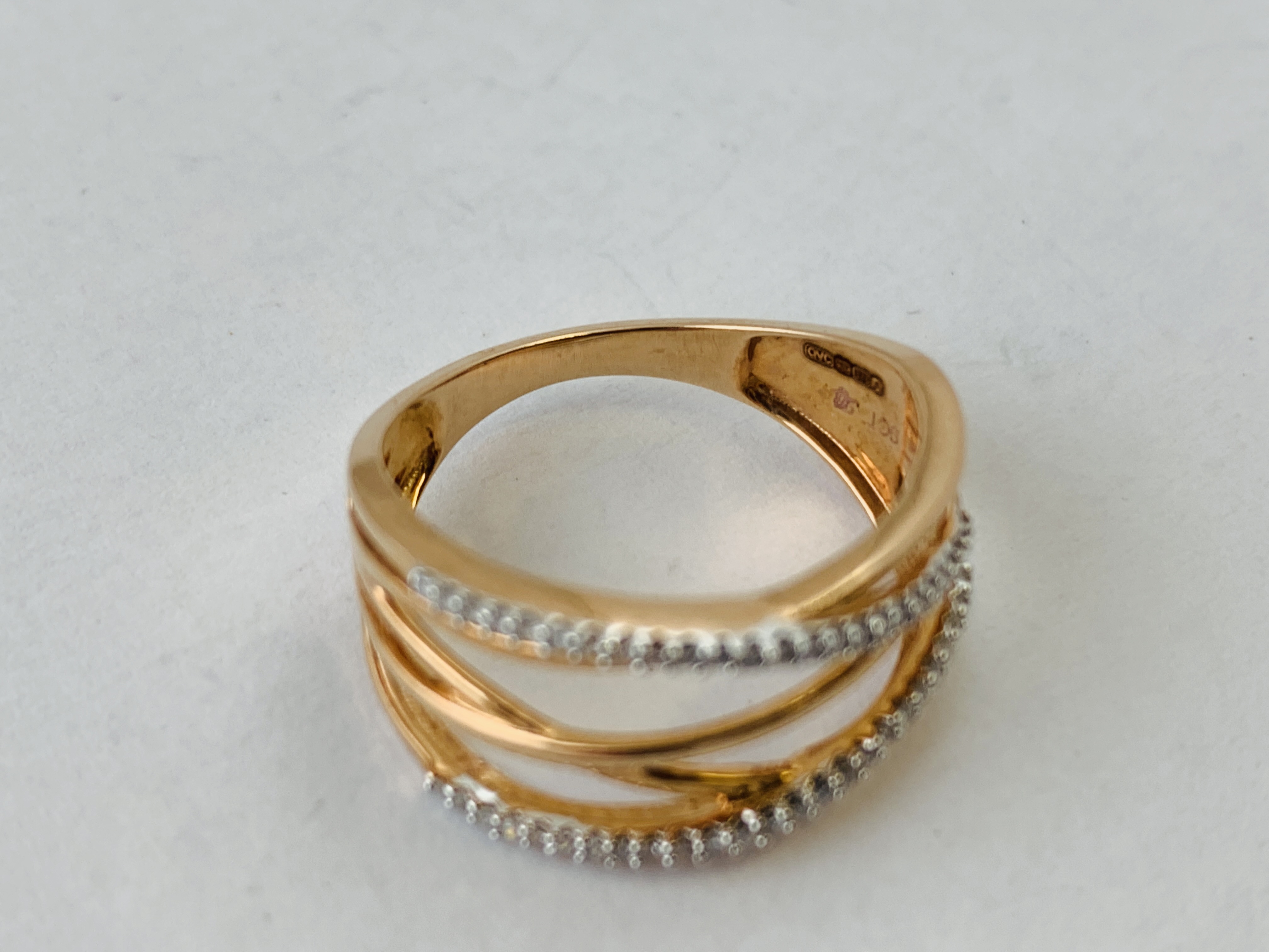 A CONTEMPORARY 9CT ROSE GOLD DIAMOND SET RING SIZE N/O - Image 5 of 6