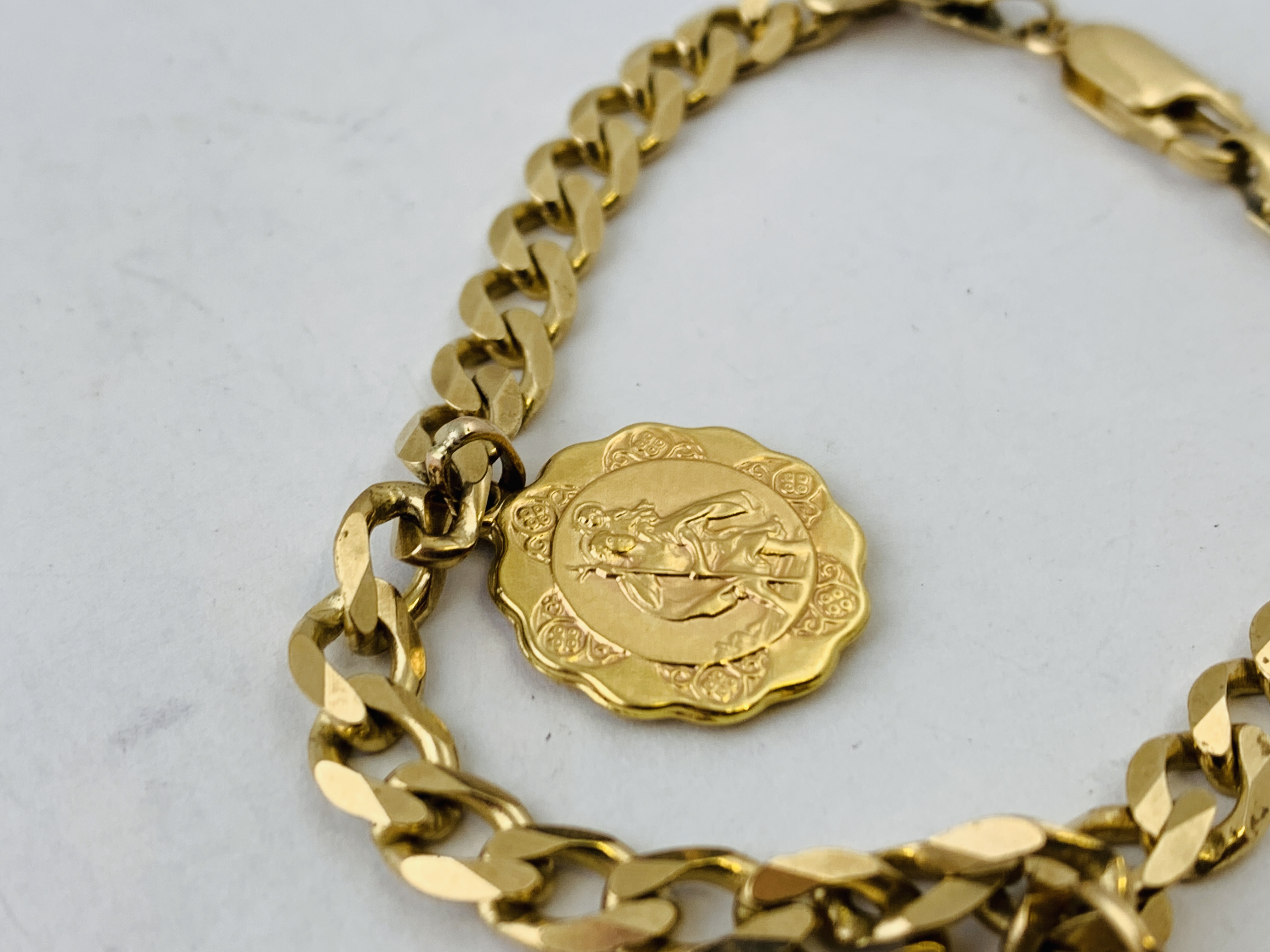 A 9CT GOLD FLAT LINK BRACELET WITH 9CT GOLD ST CHRISTOPHER AND BOOK CHARM ATTACHED - Image 3 of 9