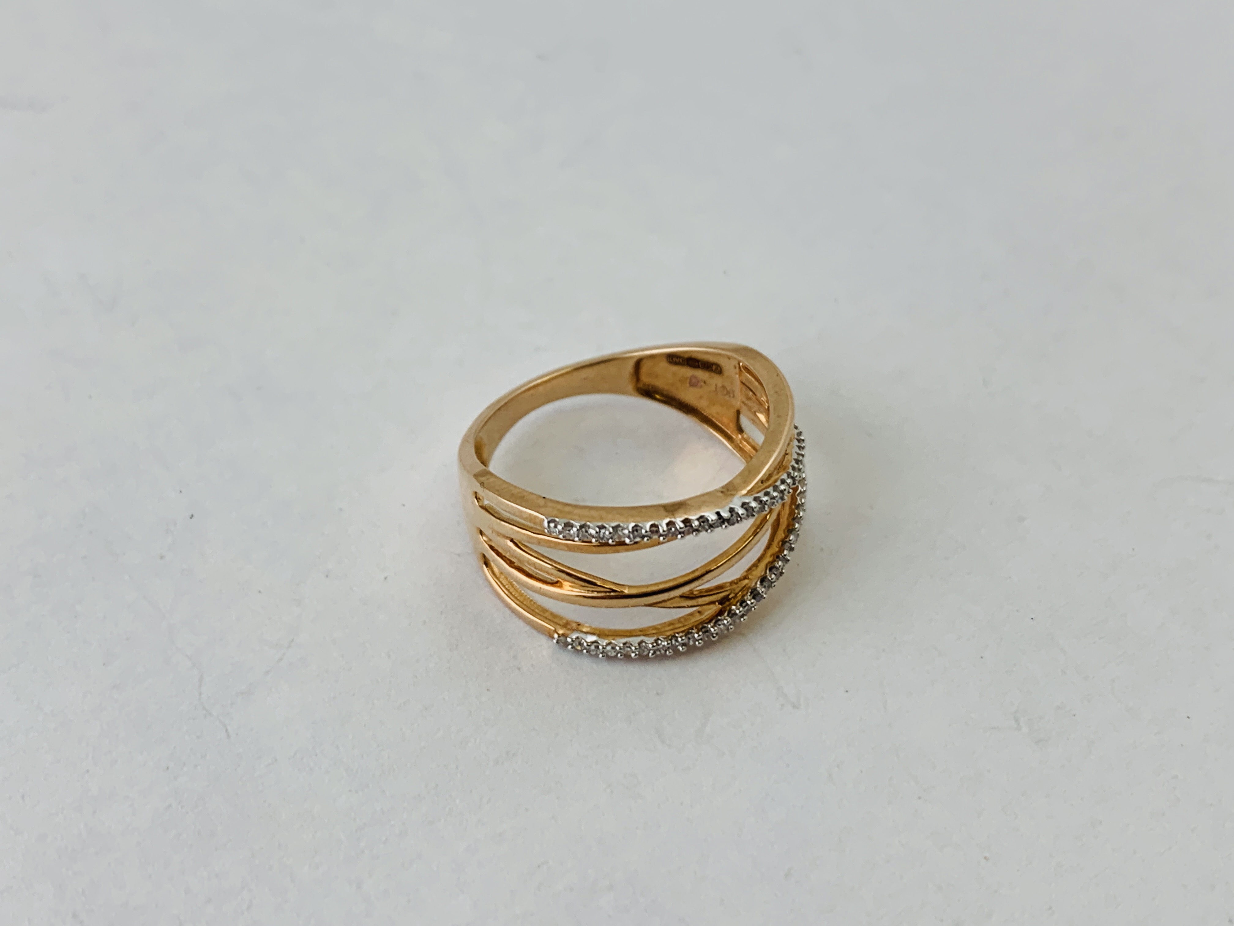A CONTEMPORARY 9CT ROSE GOLD DIAMOND SET RING SIZE N/O - Image 2 of 6