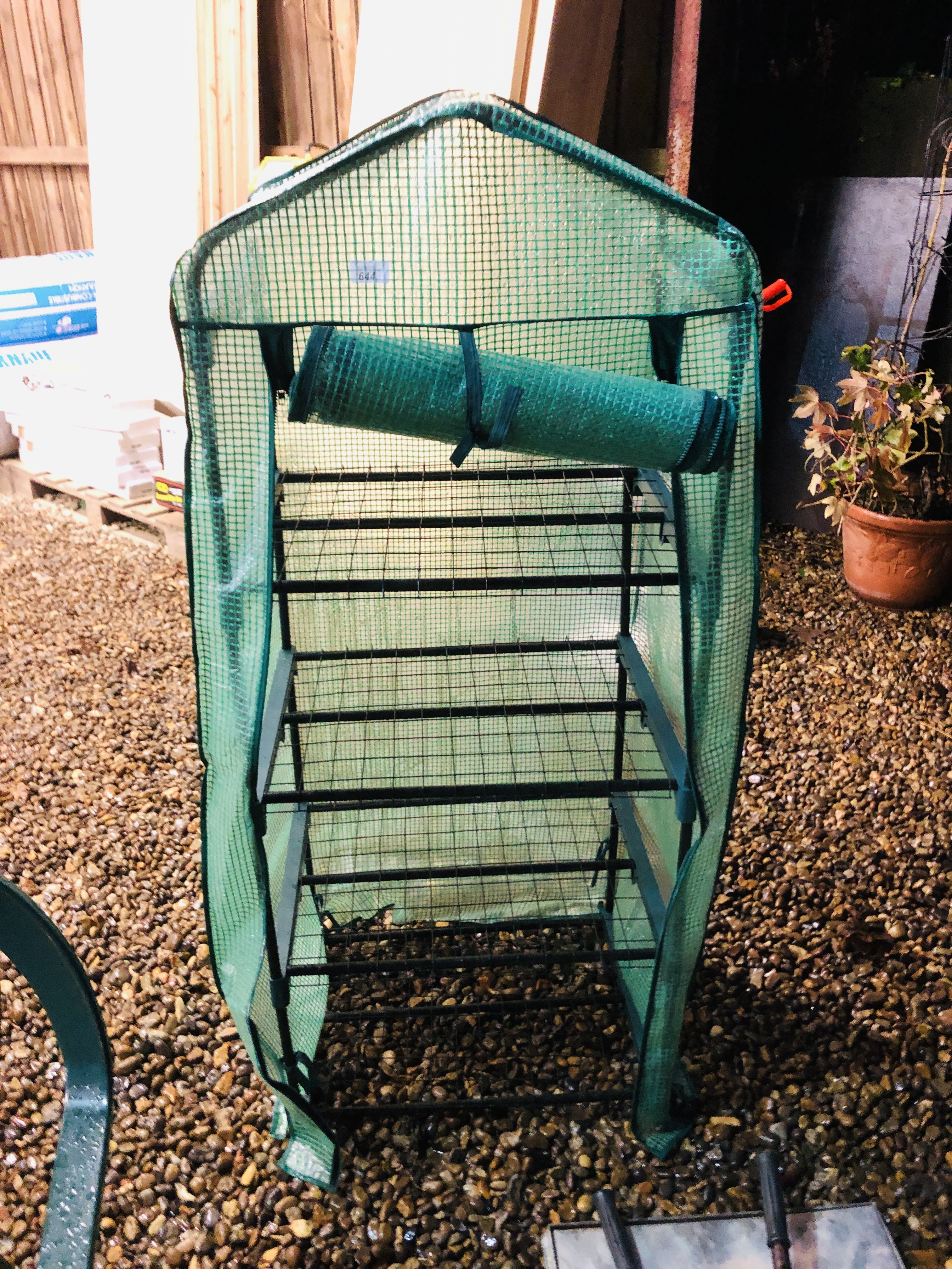 A SMALL GREEN HOUSE / PROPAGATOR TENT, A PART ROLL OF 4FT CHAIN LINK FENCING, - Image 5 of 7