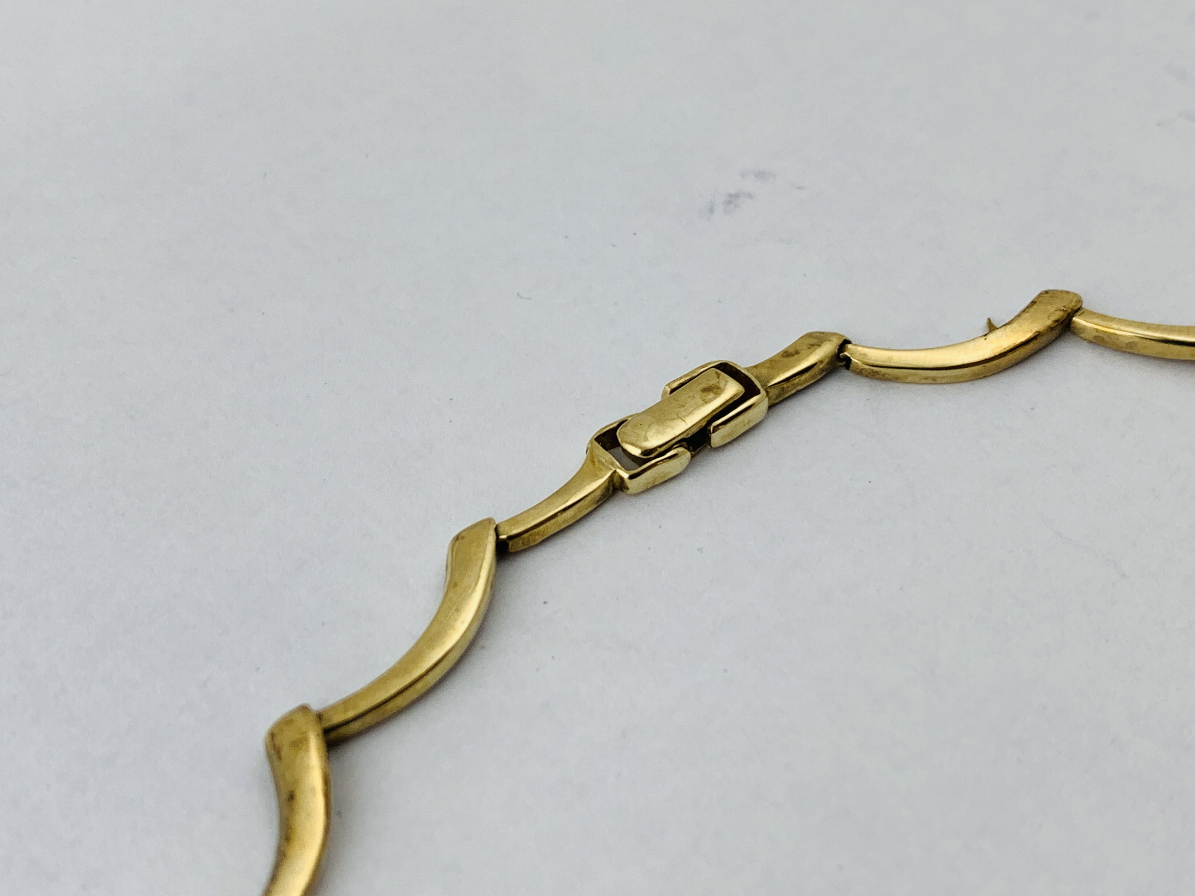 A 9CT GOLD CURVED BATTON LINK NECKLET - Image 4 of 5