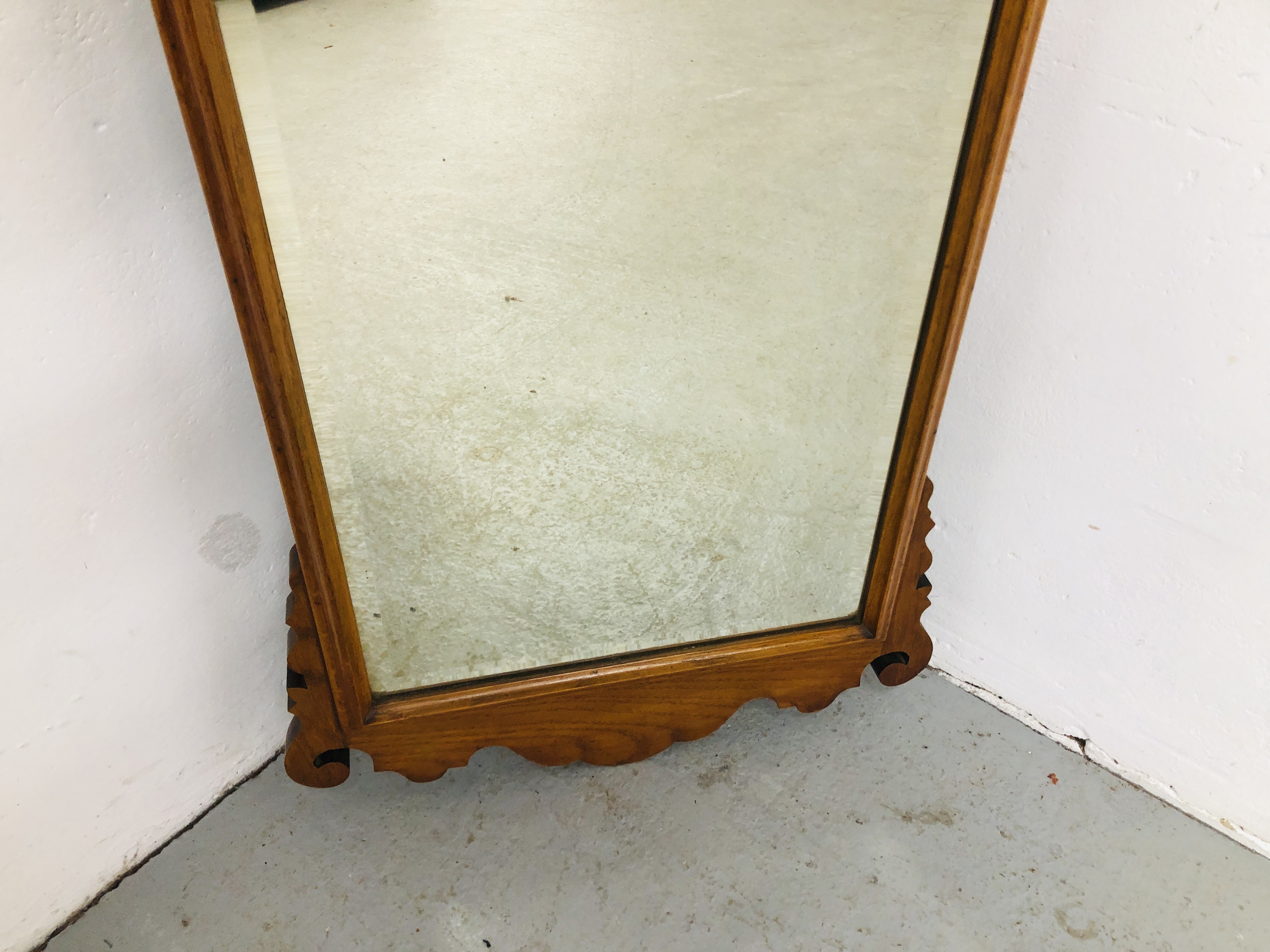 A DECORATIVE OAK WALL MIRROR - Image 3 of 4