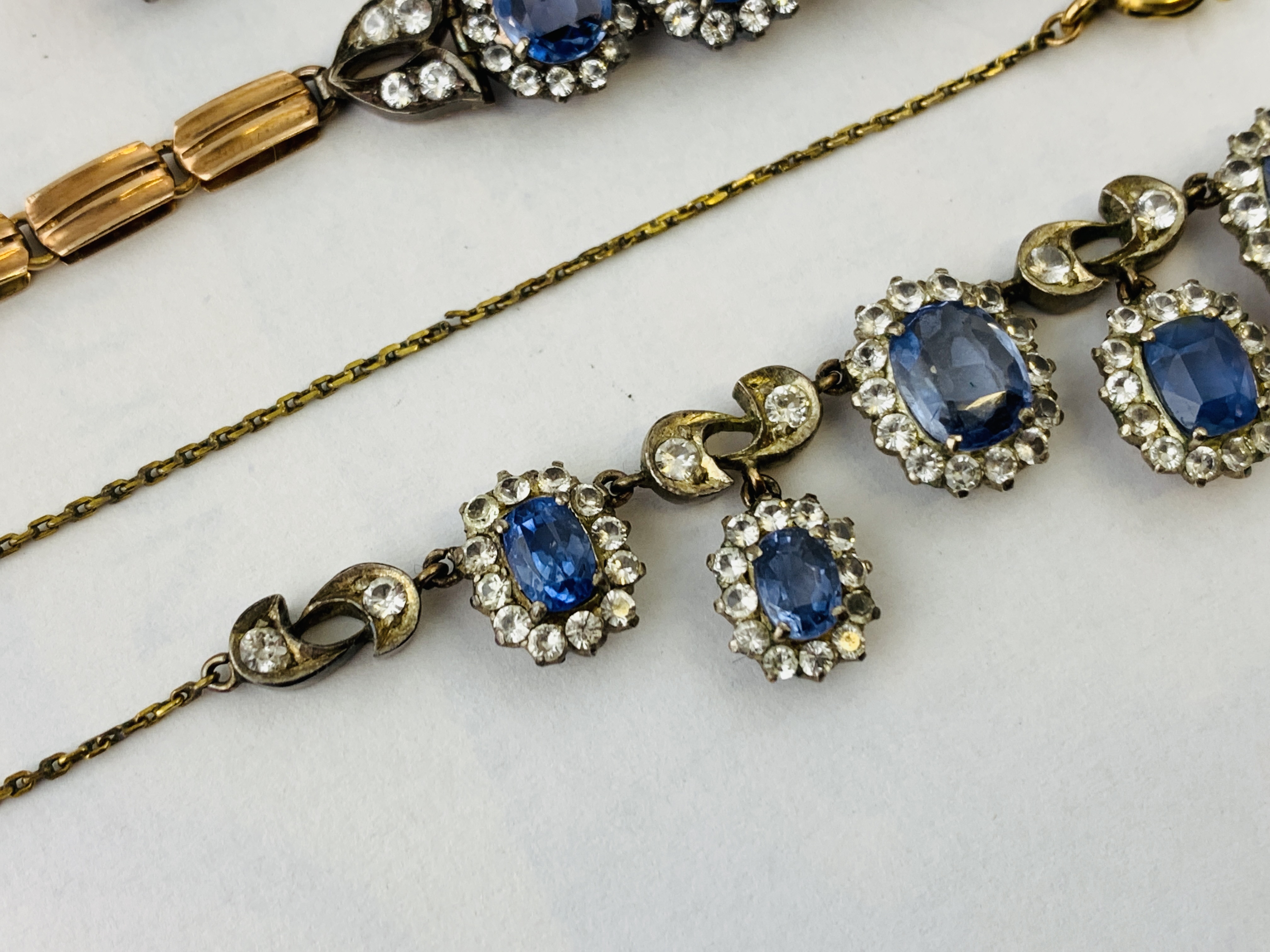 A VINTAGE 1930'S WHITE STONE AND BLUE TOPAZ SUITE OF JEWELLERY COMPRISING NECKLACE, BRACELET, - Image 10 of 11