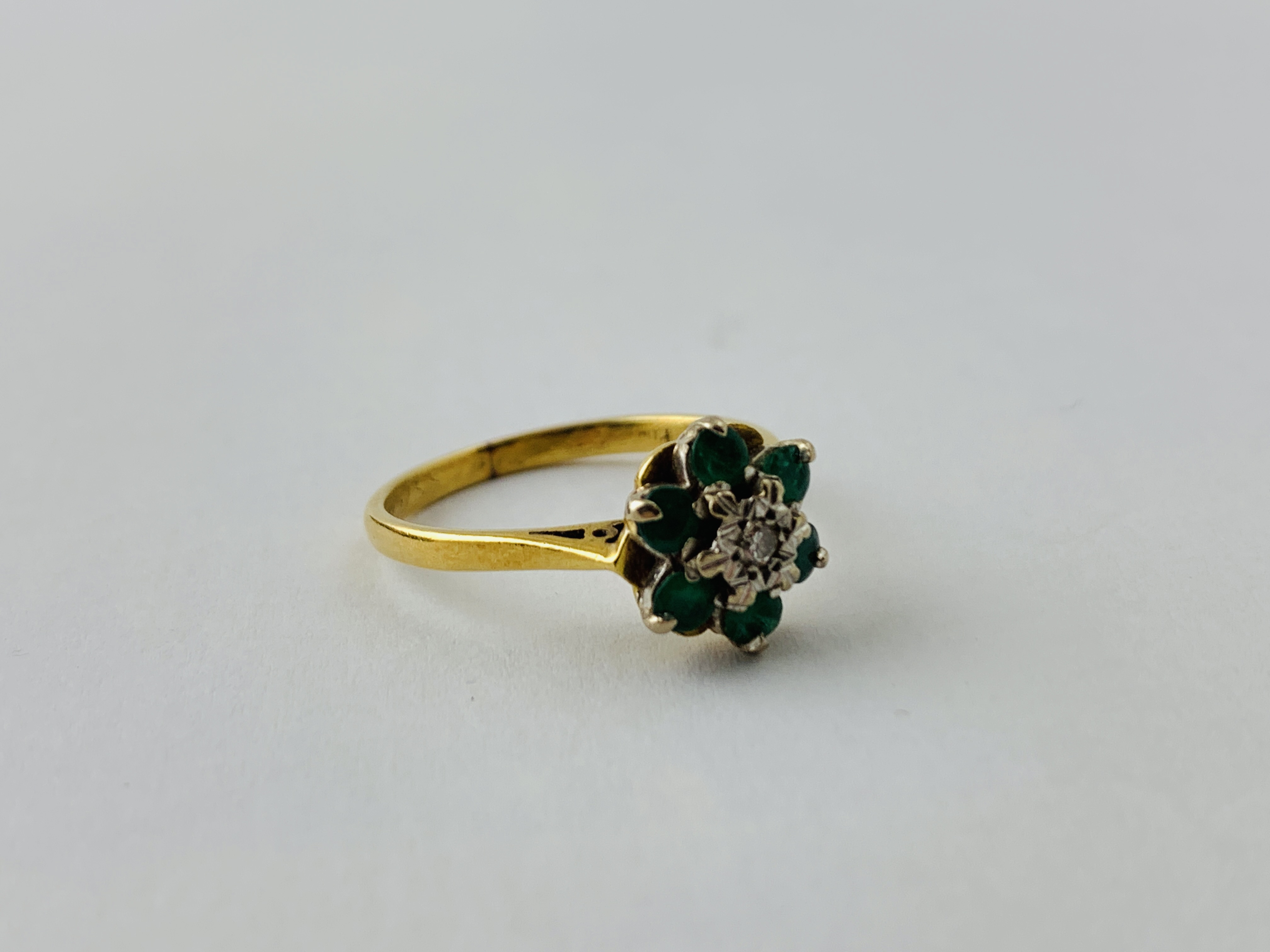 A DIAMOND AND GREEN STONE SET FLOWER HEAD RING (RUBBED MARKS) - Image 7 of 8