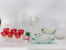 COLLECTION OF ASSORTED GOOD QUALITY GLASS WARE TO INCLUDE DECANTERS, DRINKING GLASSES,