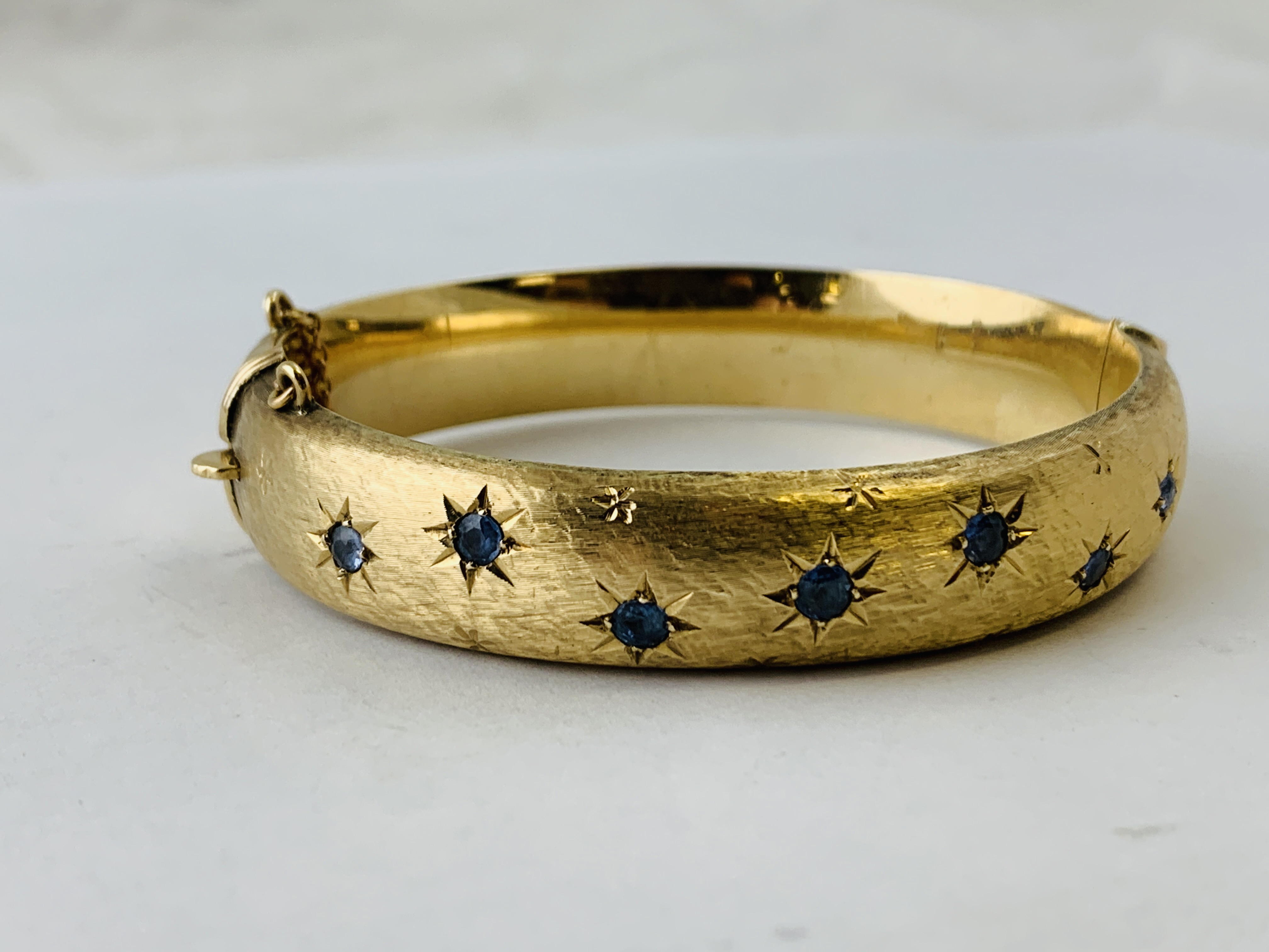 9CT GOLD HINGED BANGLE SET WITH 7 PALE BLUE DIAMONDS IN STAR SETTINGS - Image 2 of 9