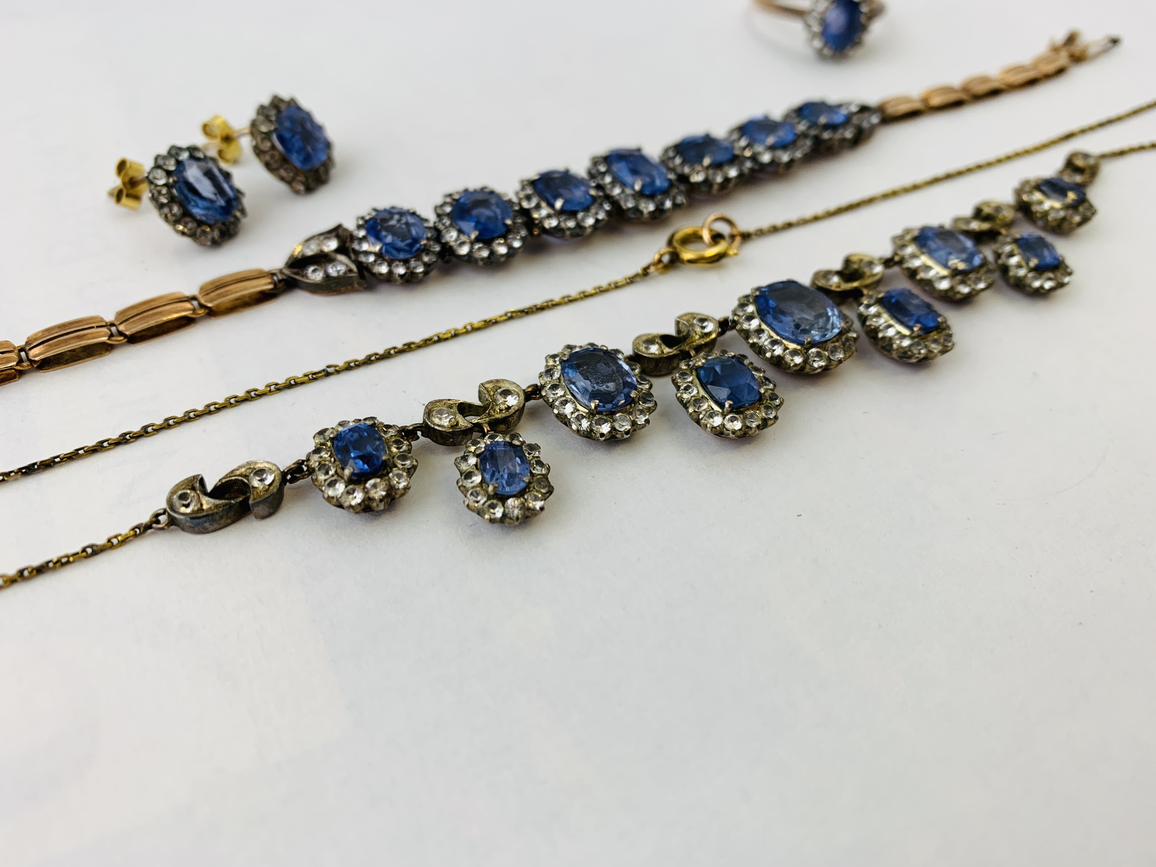 A VINTAGE 1930'S WHITE STONE AND BLUE TOPAZ SUITE OF JEWELLERY COMPRISING NECKLACE, BRACELET, - Image 2 of 11