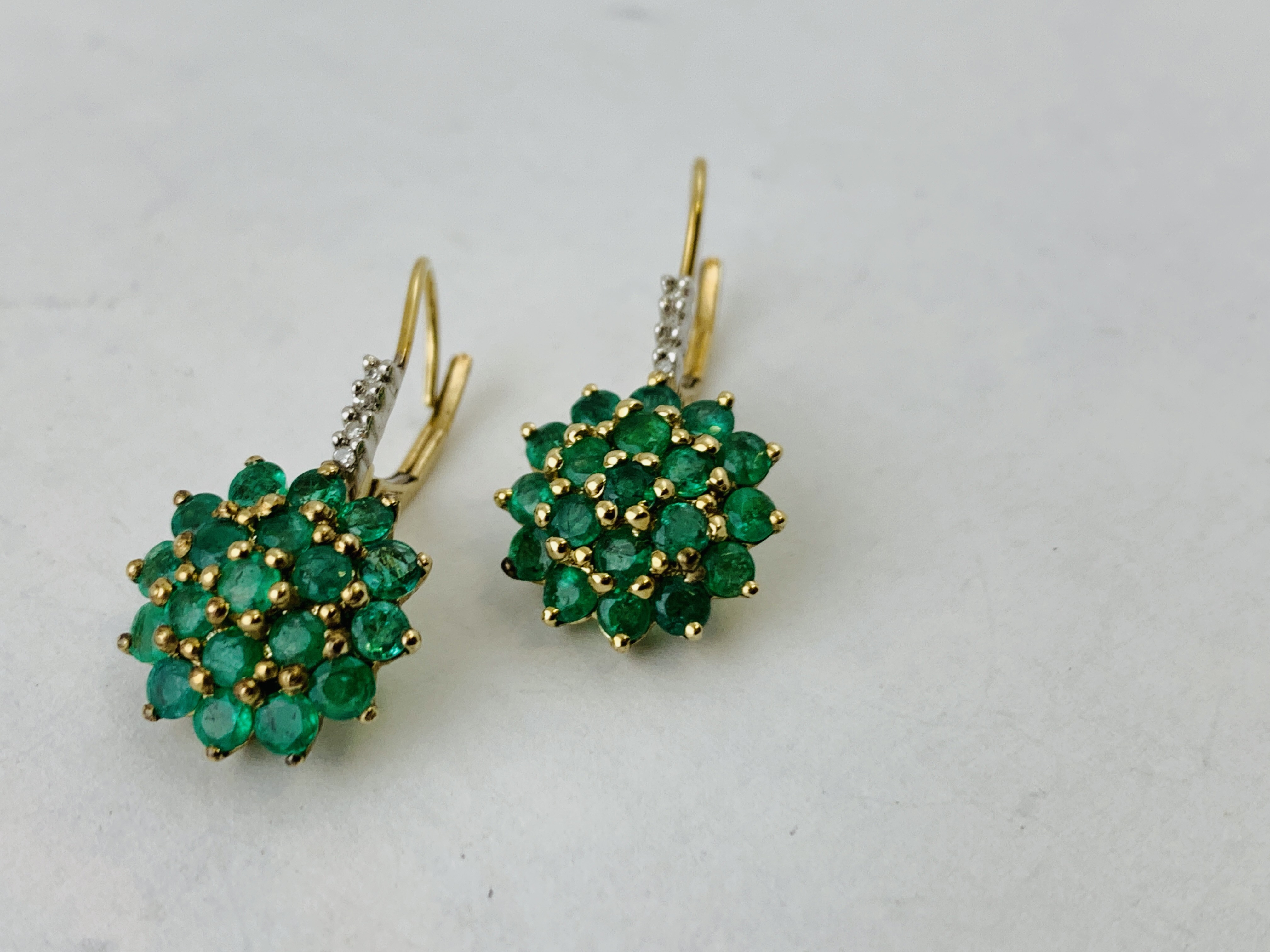 PAIR OF 9CT GOLD EMERALD CLUSTER STYLE EARRINGS THE DROP MOUNTS SET WITH 4 SMALL DIAMONDS - Image 3 of 3