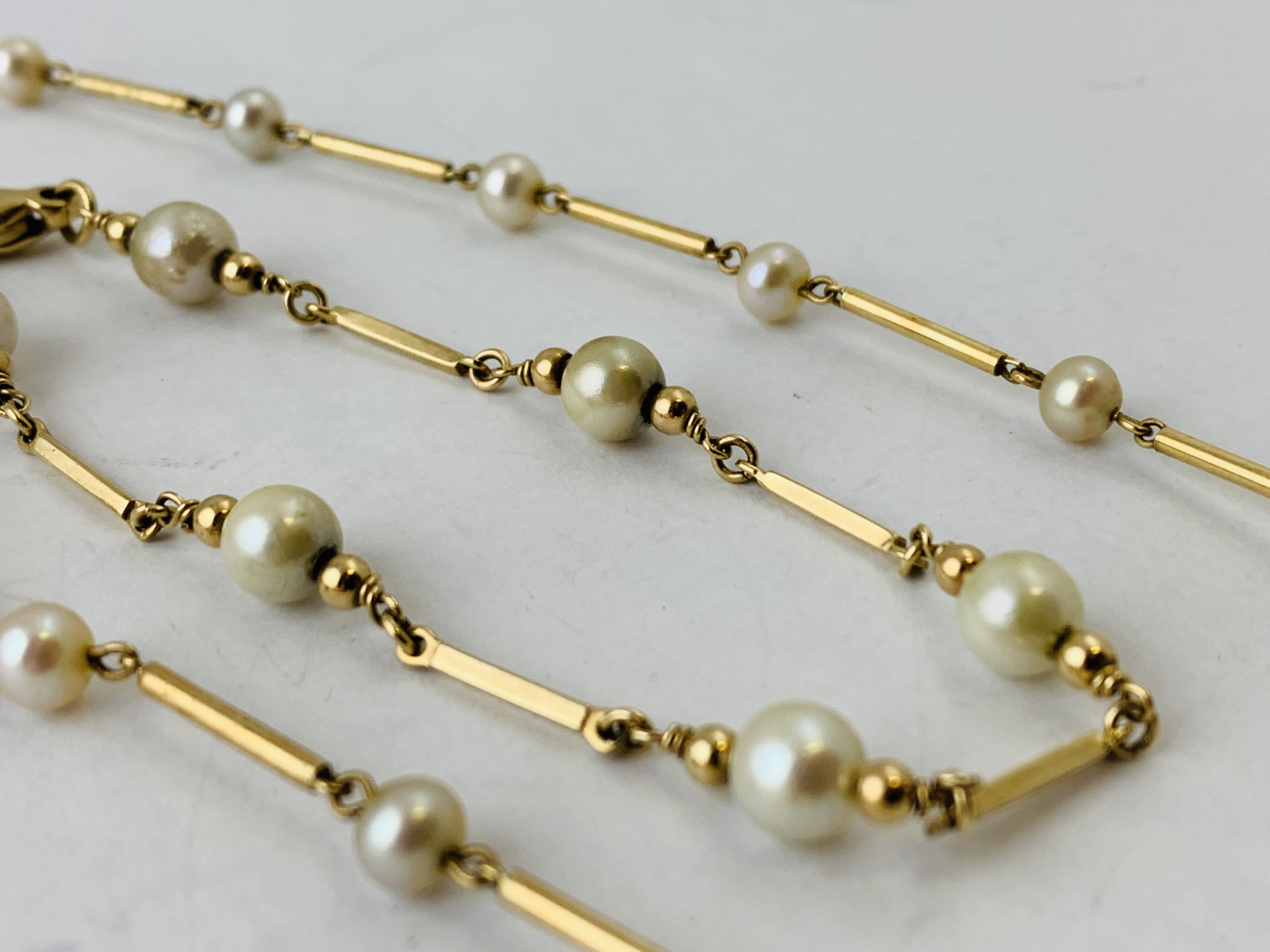 9CT GOLD NECKLACE THE BATTON LINKS DIVIDING PEARLS, - Image 3 of 6