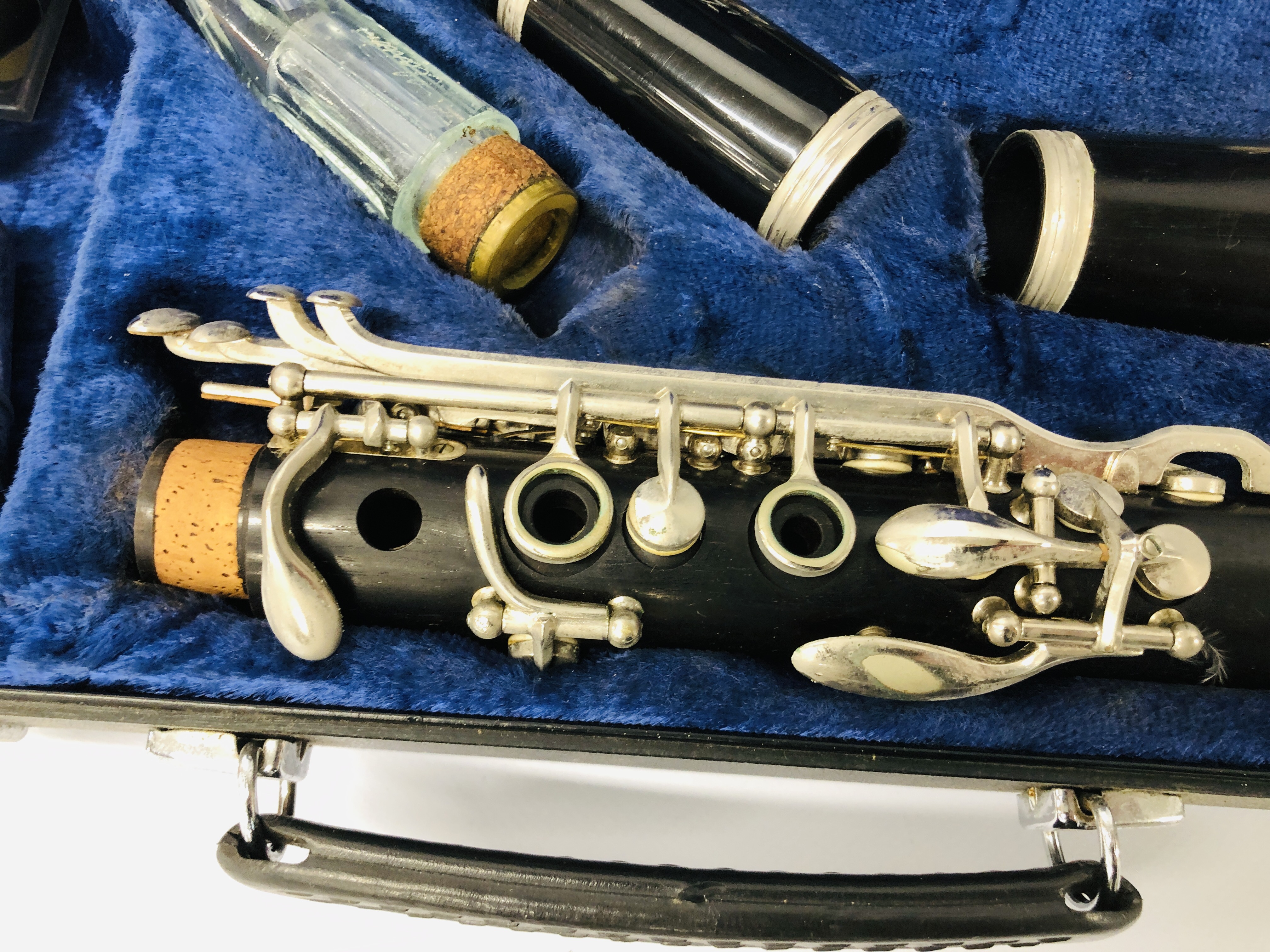 NOBLET CLARINET IN FITTED CASE - Image 5 of 6