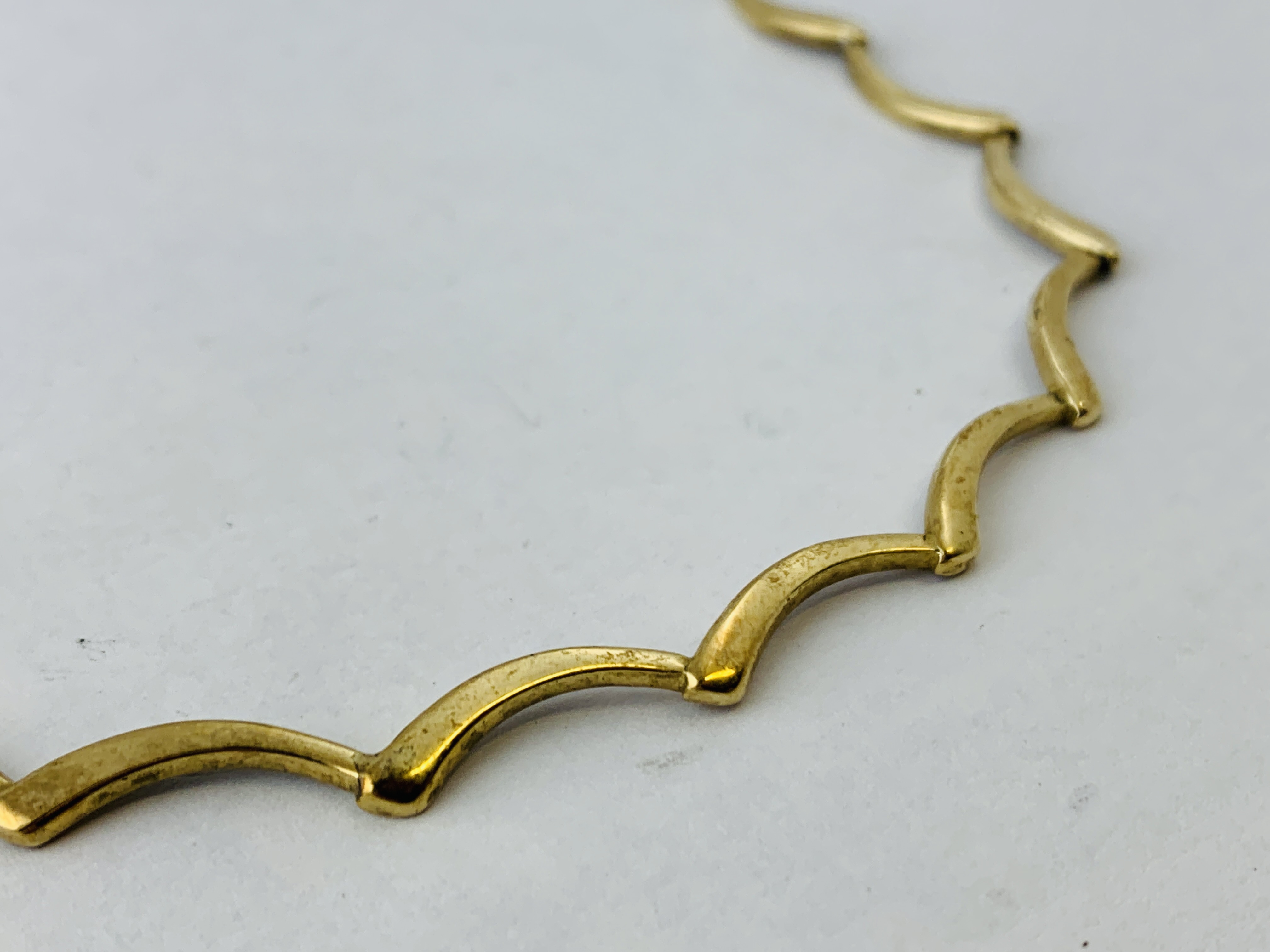 A 9CT GOLD CURVED BATTON LINK NECKLET - Image 2 of 5