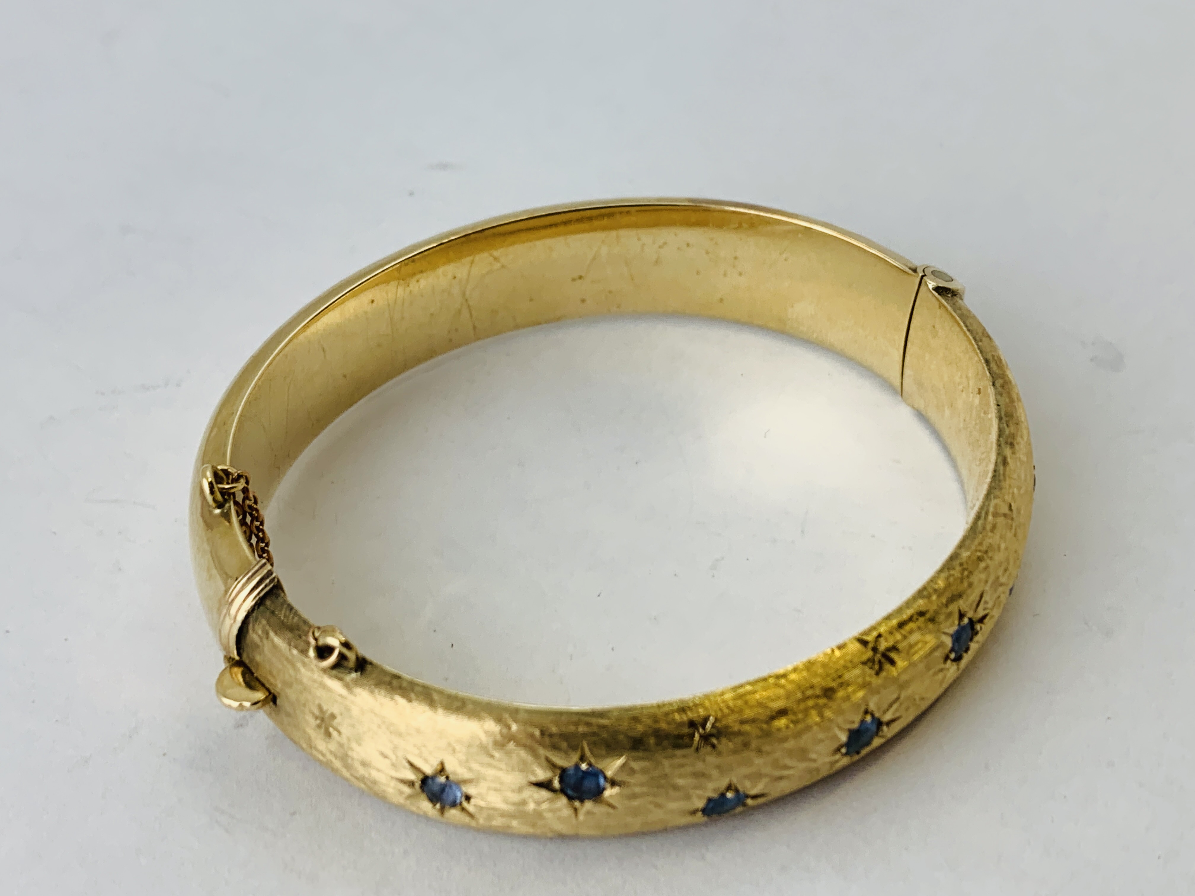 9CT GOLD HINGED BANGLE SET WITH 7 PALE BLUE DIAMONDS IN STAR SETTINGS - Image 3 of 9