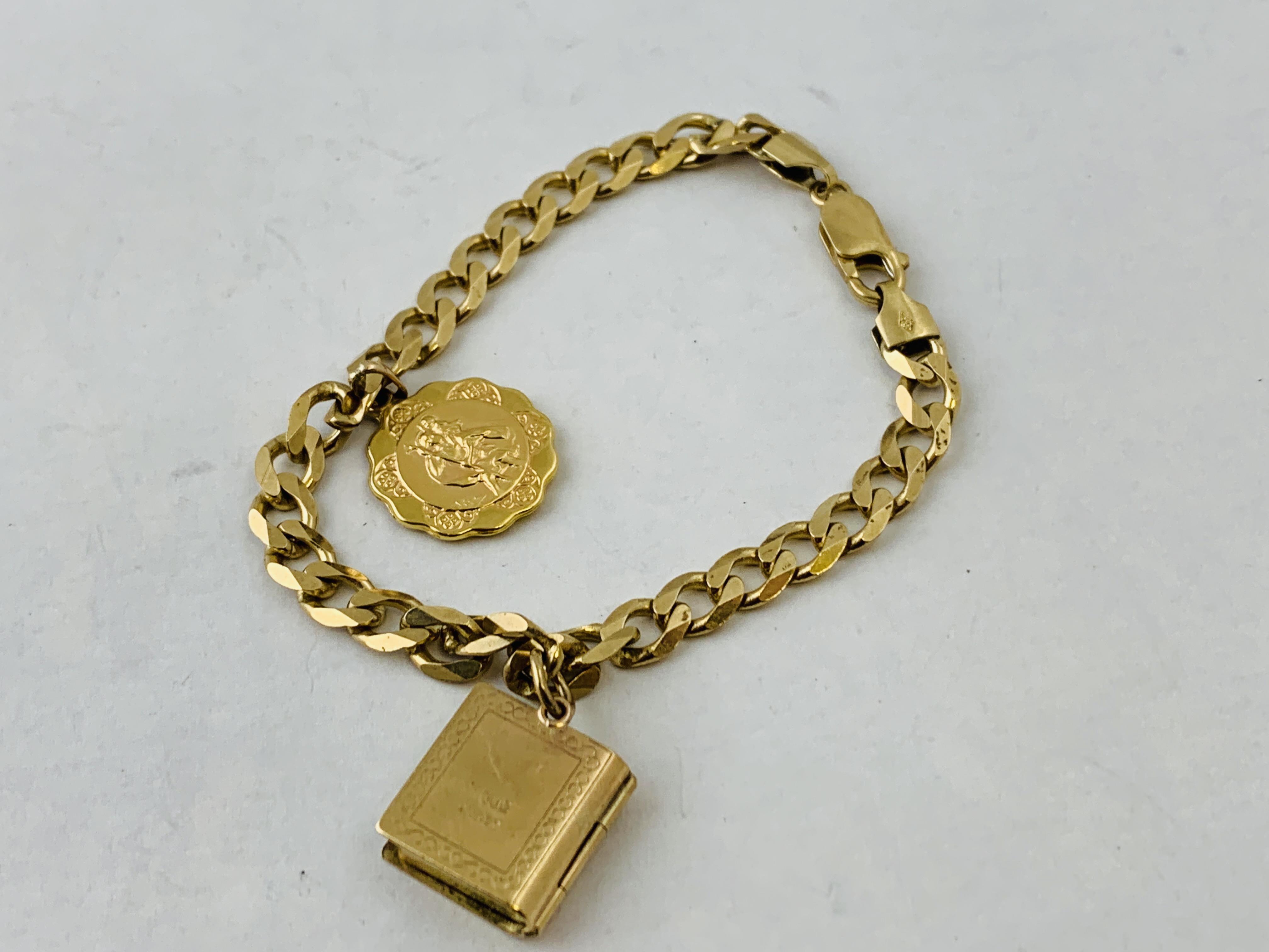 A 9CT GOLD FLAT LINK BRACELET WITH 9CT GOLD ST CHRISTOPHER AND BOOK CHARM ATTACHED