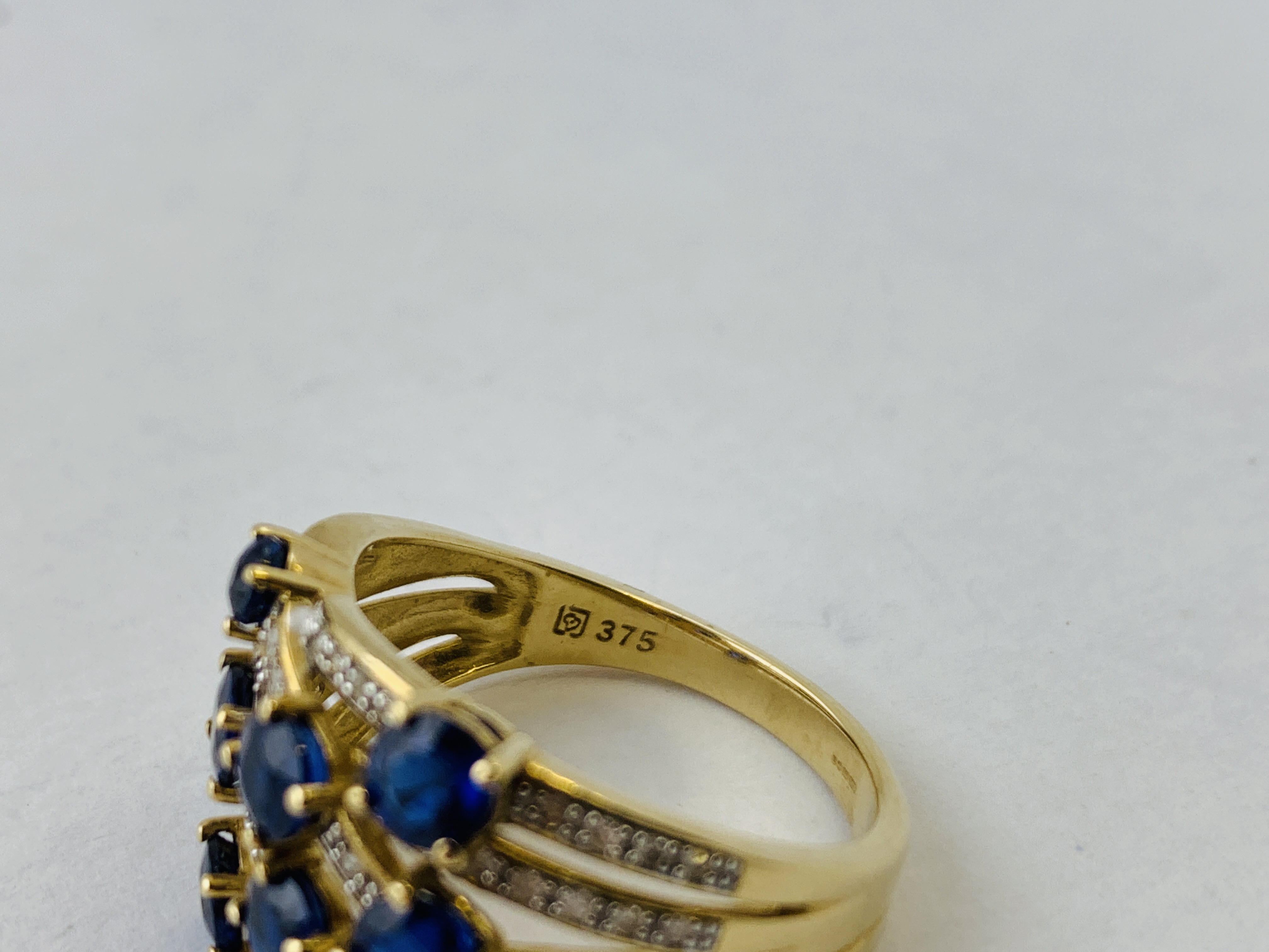 A 9CT GOLD DESIGNER WOVEN STRAND RING SET WITH 8 PRINCIPAL BLUE STONES THE STRANDS ENCRUSTED WITH - Image 6 of 7