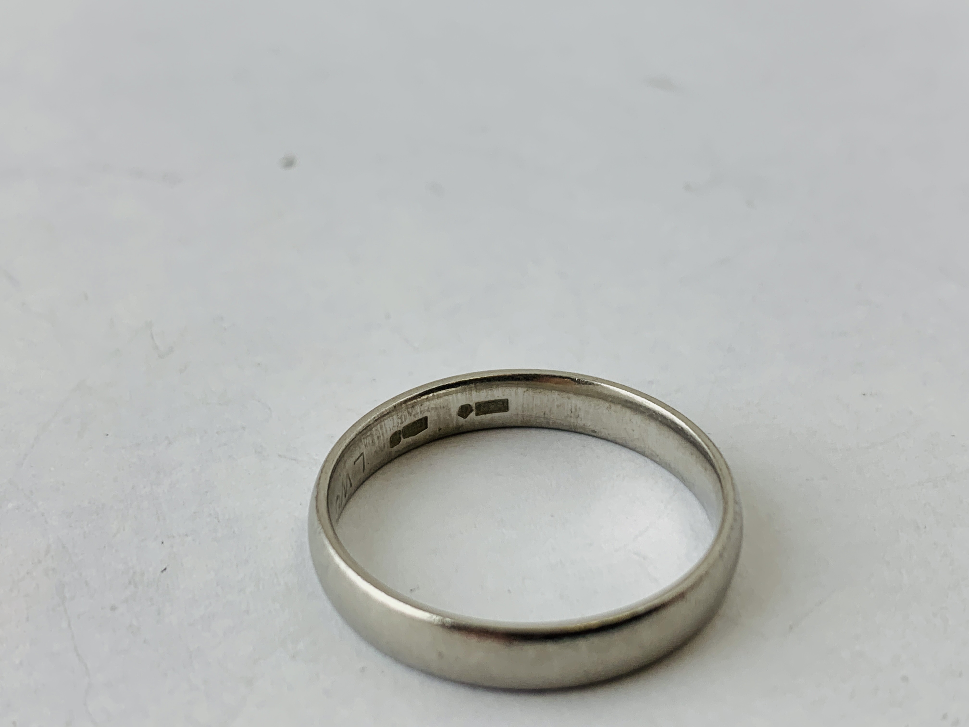 PLATINUM WEDDING BAND SIZE S - Image 2 of 4