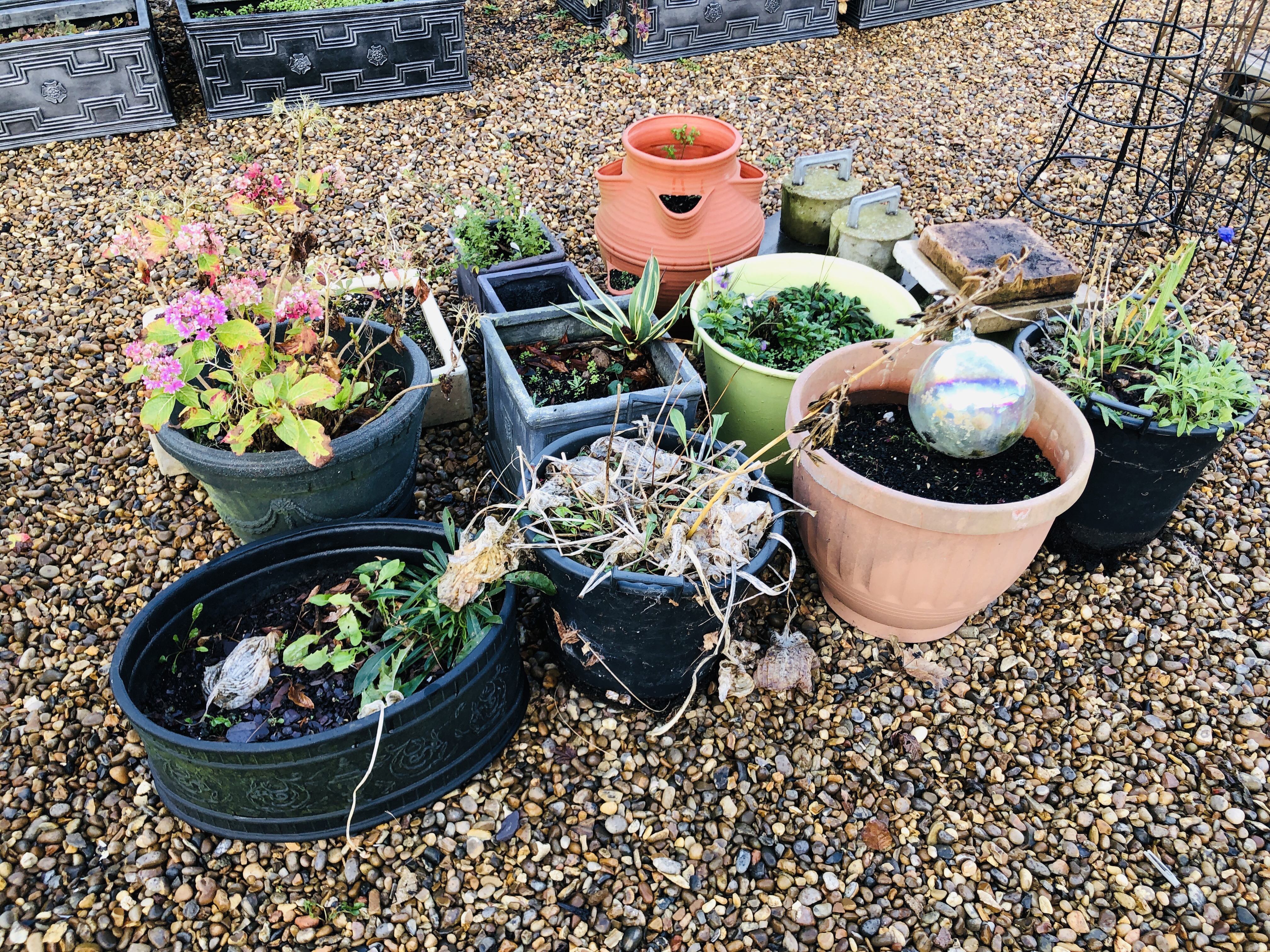 A GROUP OF ASSORTED GARDEN PLANTERS ETC (12 PIECES + 5 SLABS AND 2 WEIGHTS) - Image 4 of 4