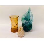 AN ART GLASS LILY VASE MARKED "OURGLASS" 99 (H 26CM) ALONG WITH AN AMBER GLASS VASE AND ONE OTHER