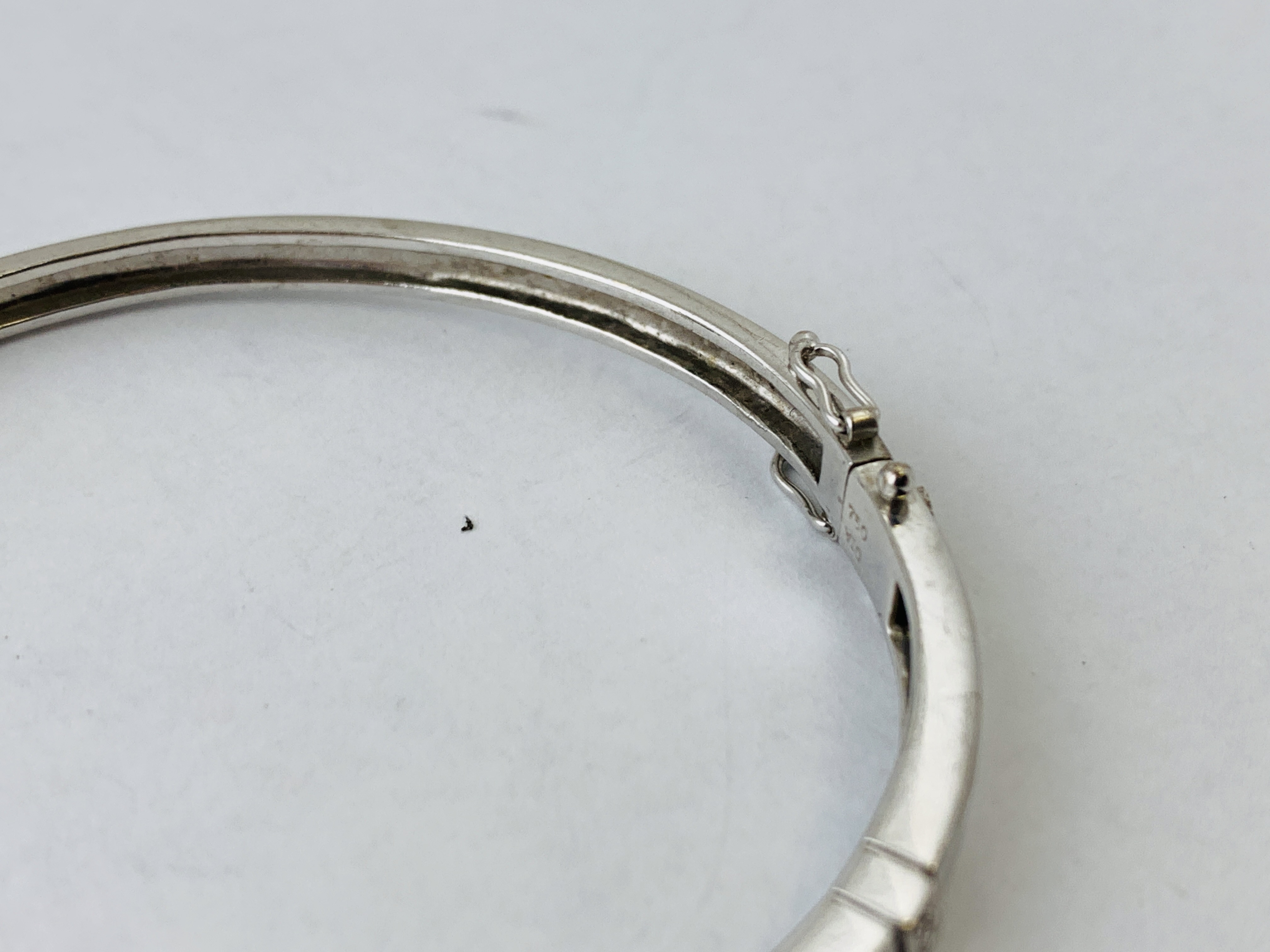 AN 18CT WHITE GOLD DIAMOND SET HINGED BANGLE MARKED 750 - Image 4 of 8