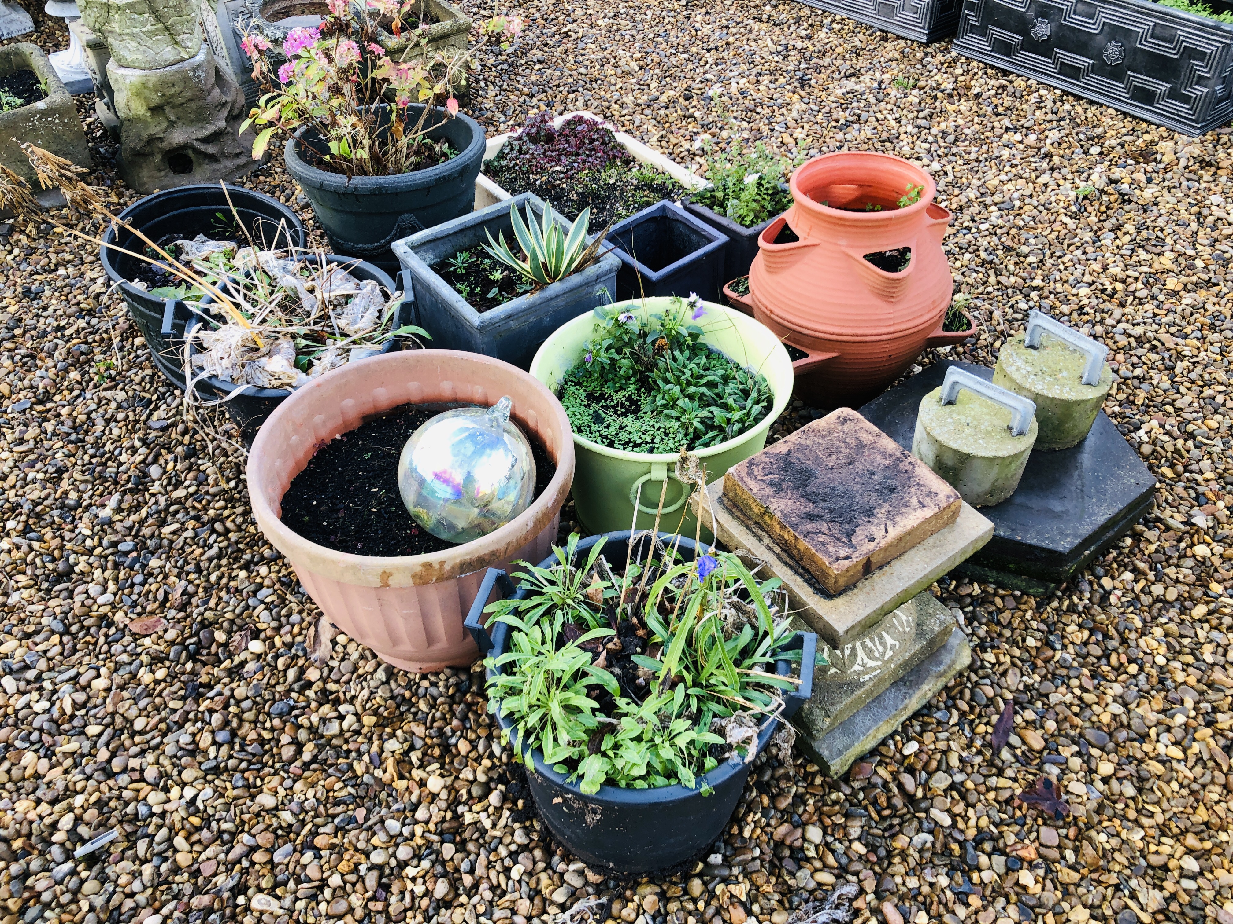 A GROUP OF ASSORTED GARDEN PLANTERS ETC (12 PIECES + 5 SLABS AND 2 WEIGHTS) - Image 3 of 4