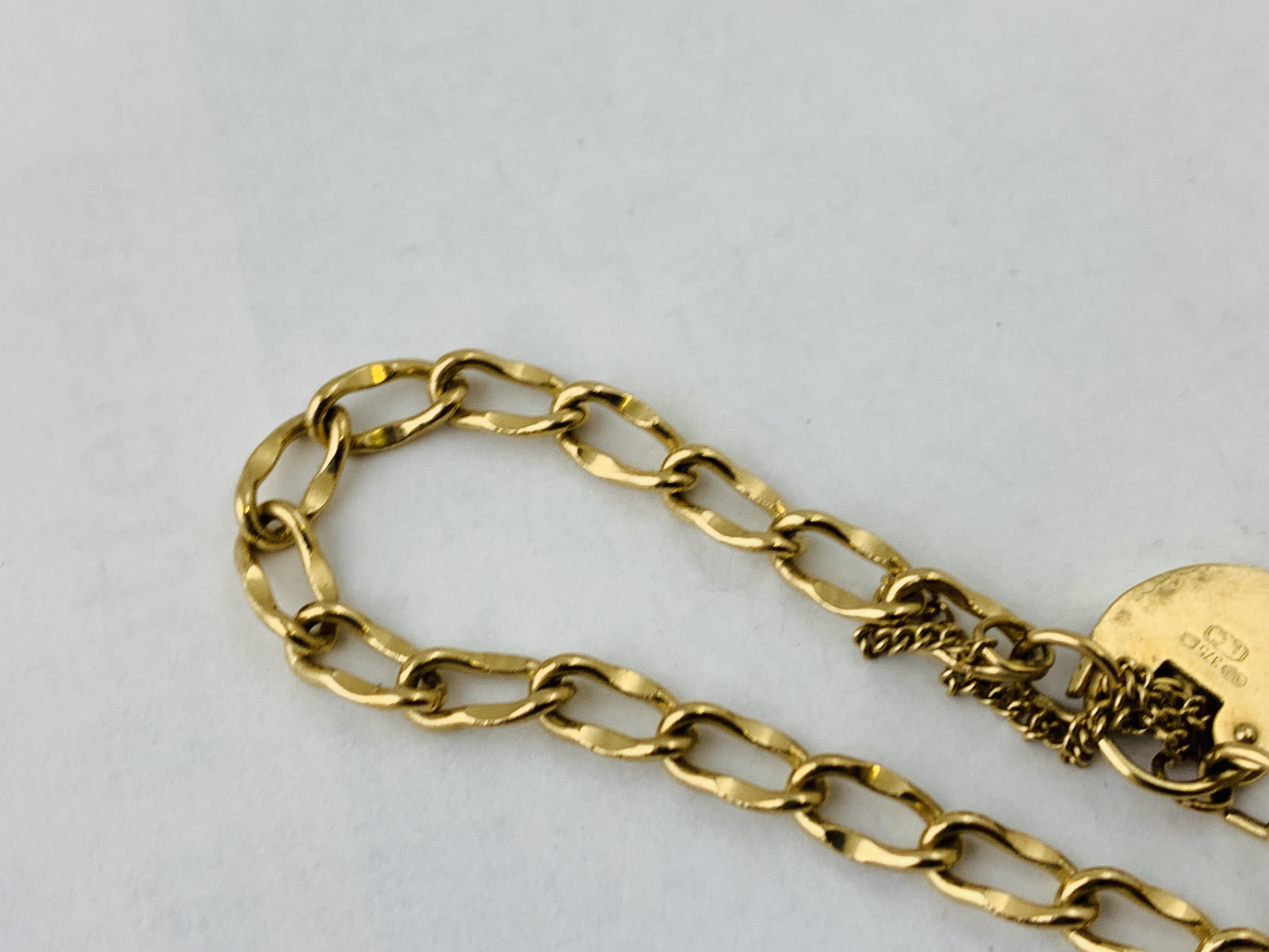 A 9CT GOLD BRACELET WITH HEART SHAPED PADLOCK CLASP AND YELLOW STONE SET PENDANT ATTACHED L 200MM - Image 4 of 9