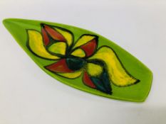 A POOLE POTTERY PLATE WITH ABSTRACT DESIGN ON A GREEN BACKGROUND L 45CM,