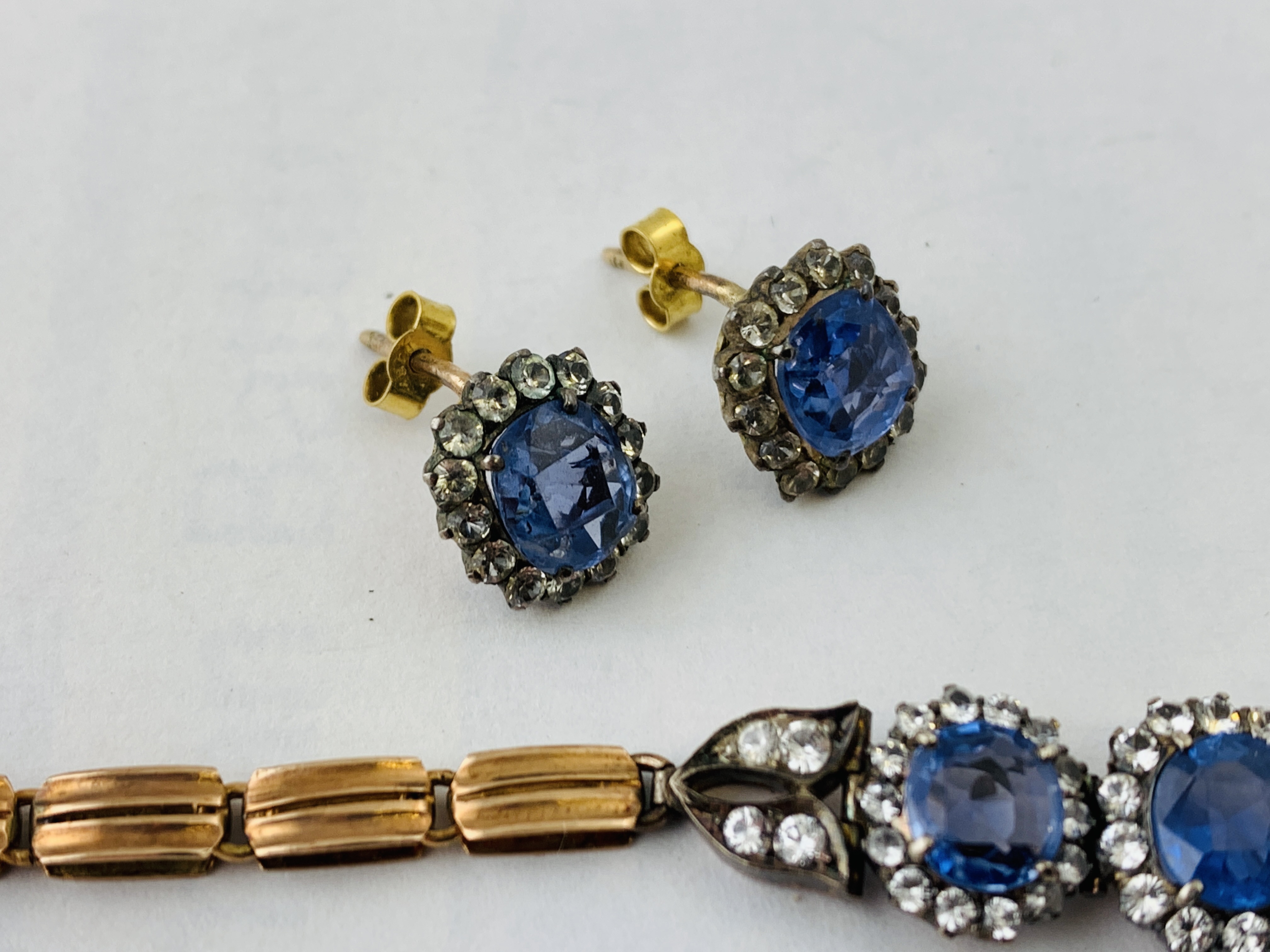 A VINTAGE 1930'S WHITE STONE AND BLUE TOPAZ SUITE OF JEWELLERY COMPRISING NECKLACE, BRACELET, - Image 8 of 11