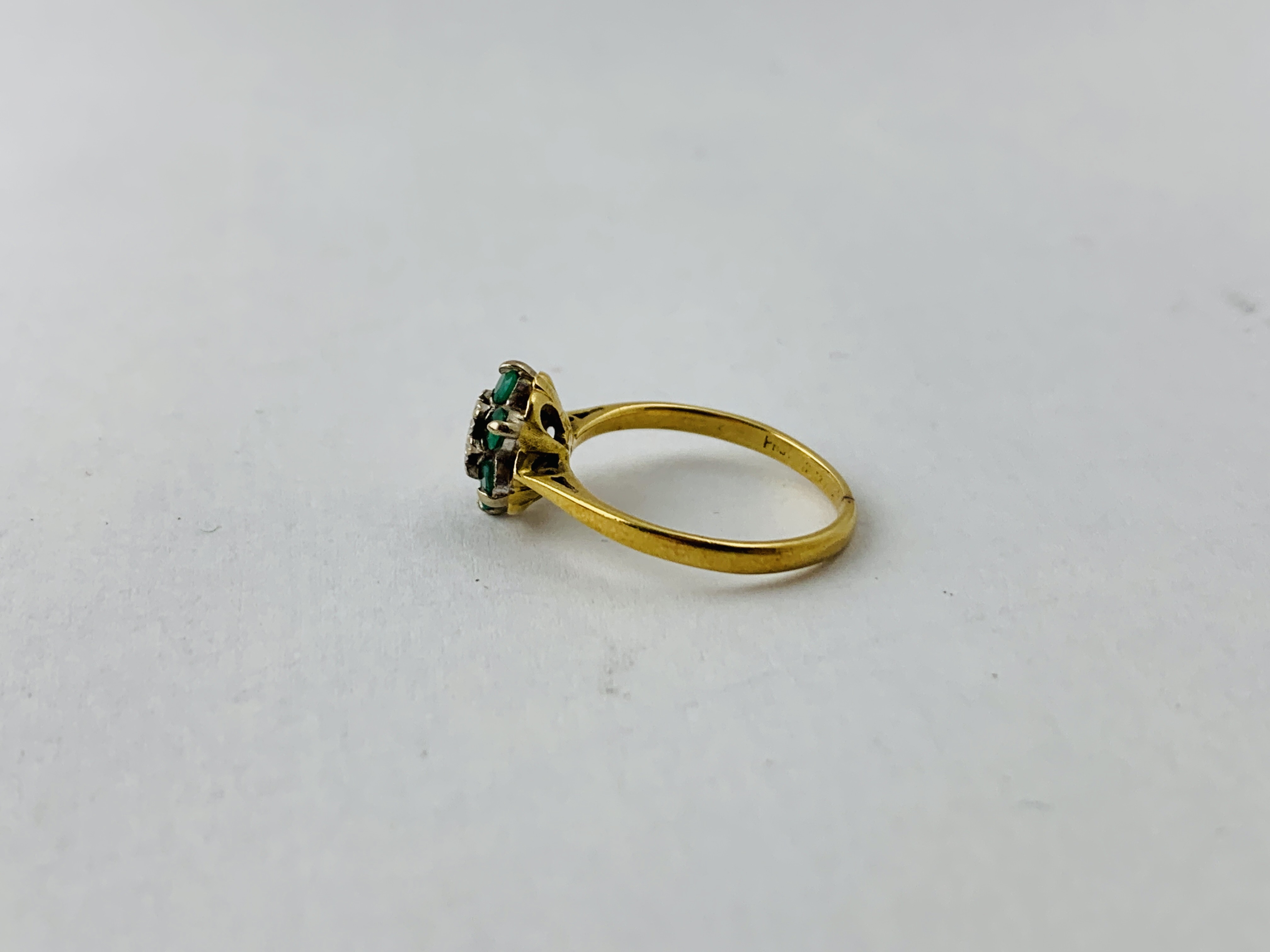 A DIAMOND AND GREEN STONE SET FLOWER HEAD RING (RUBBED MARKS) - Image 3 of 8