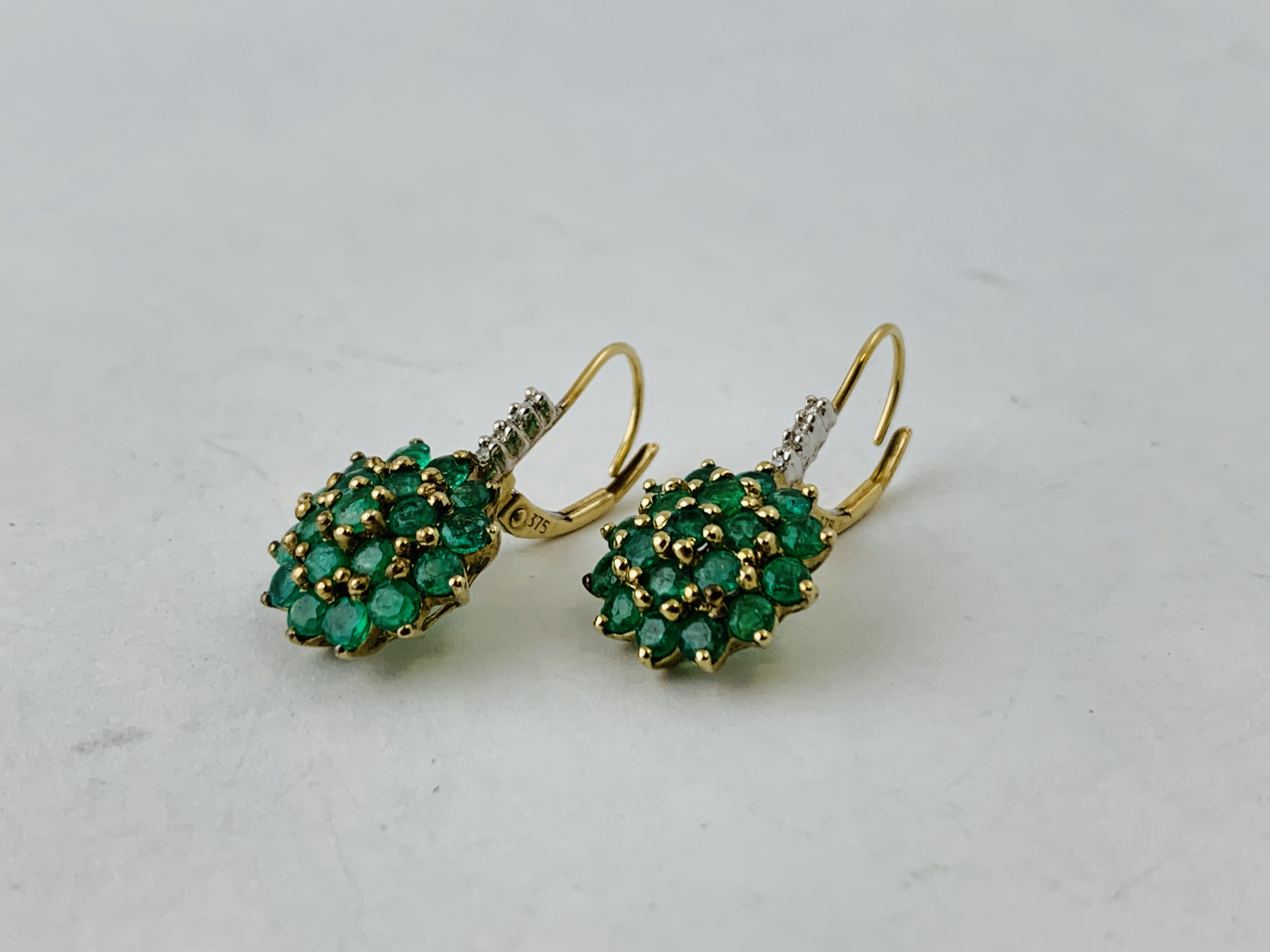 PAIR OF 9CT GOLD EMERALD CLUSTER STYLE EARRINGS THE DROP MOUNTS SET WITH 4 SMALL DIAMONDS - Image 2 of 3