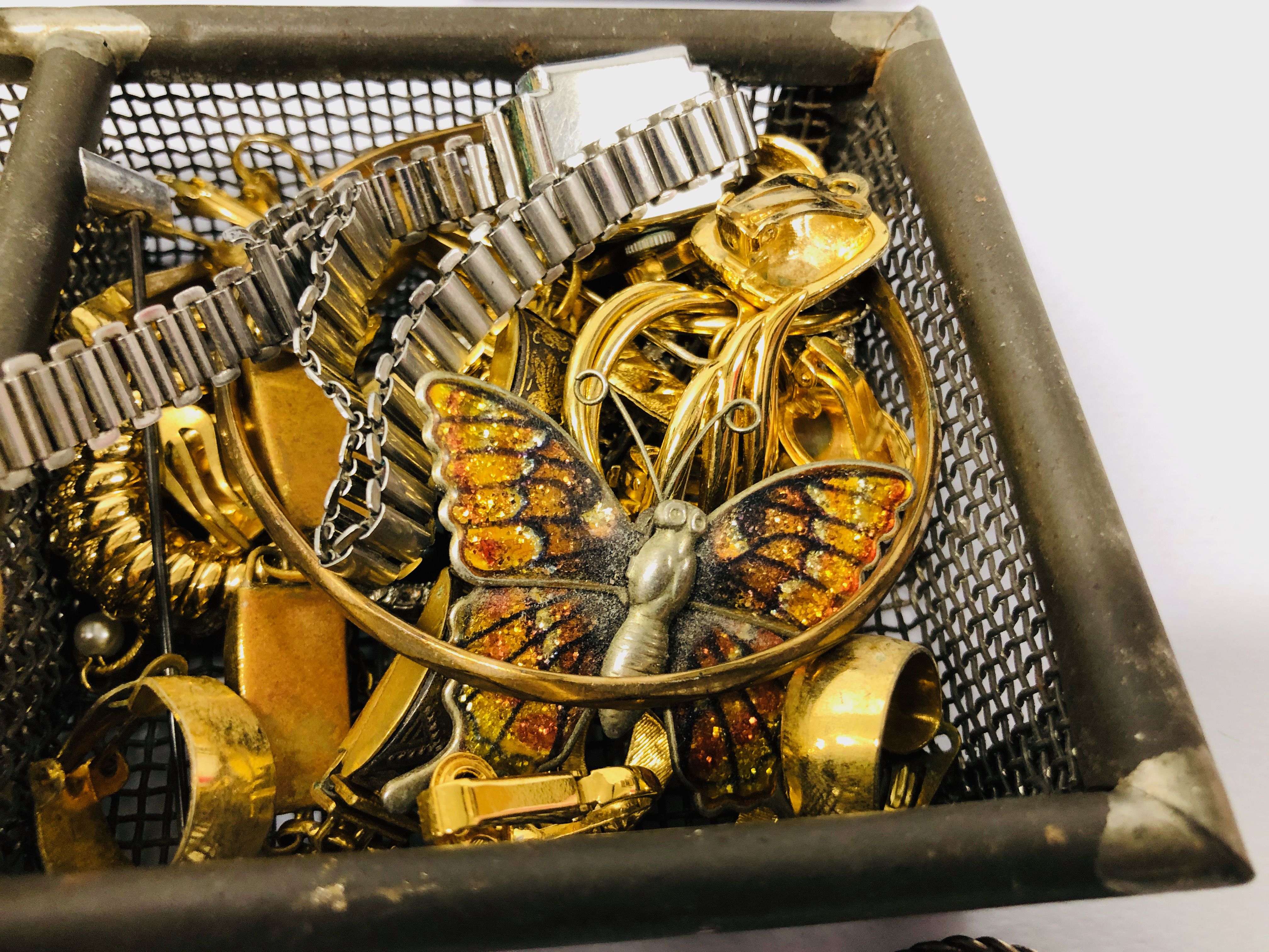 BOX OF ASSORTED VINTAGE COSTUME JEWELLERY TO INCLUDE BEADS, - Image 6 of 13