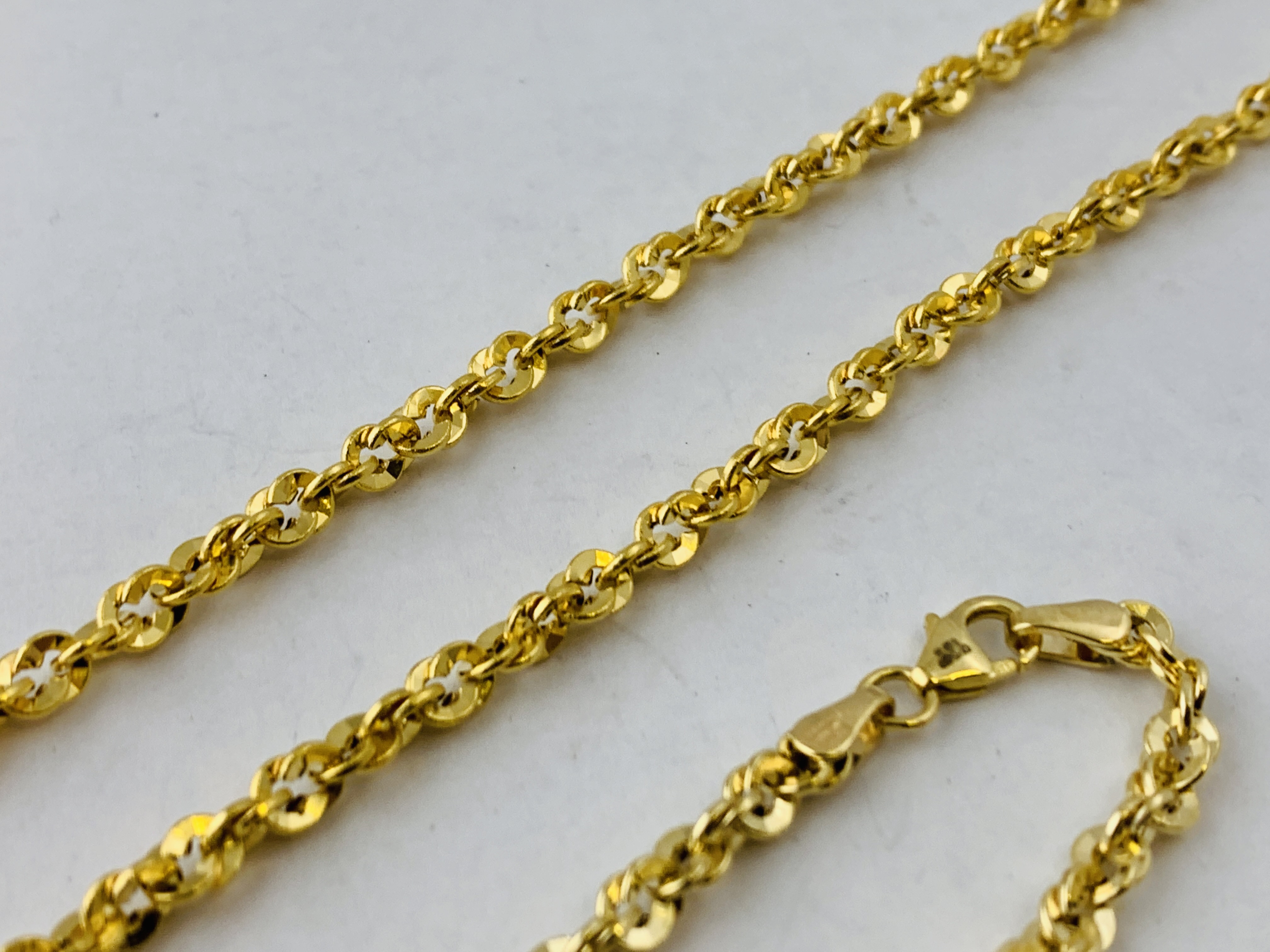 A 9CT GOLD TWISTED LINK NECKLACE L 440MM AND MATCHING BRACELET L 190MM - Image 4 of 8