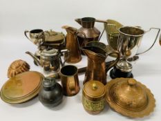 BOX OF ASSORTED VINTAGE METALWARE TO INCLUDE COPPER JUGS, JELLY MOULD AND WARMING PAN,