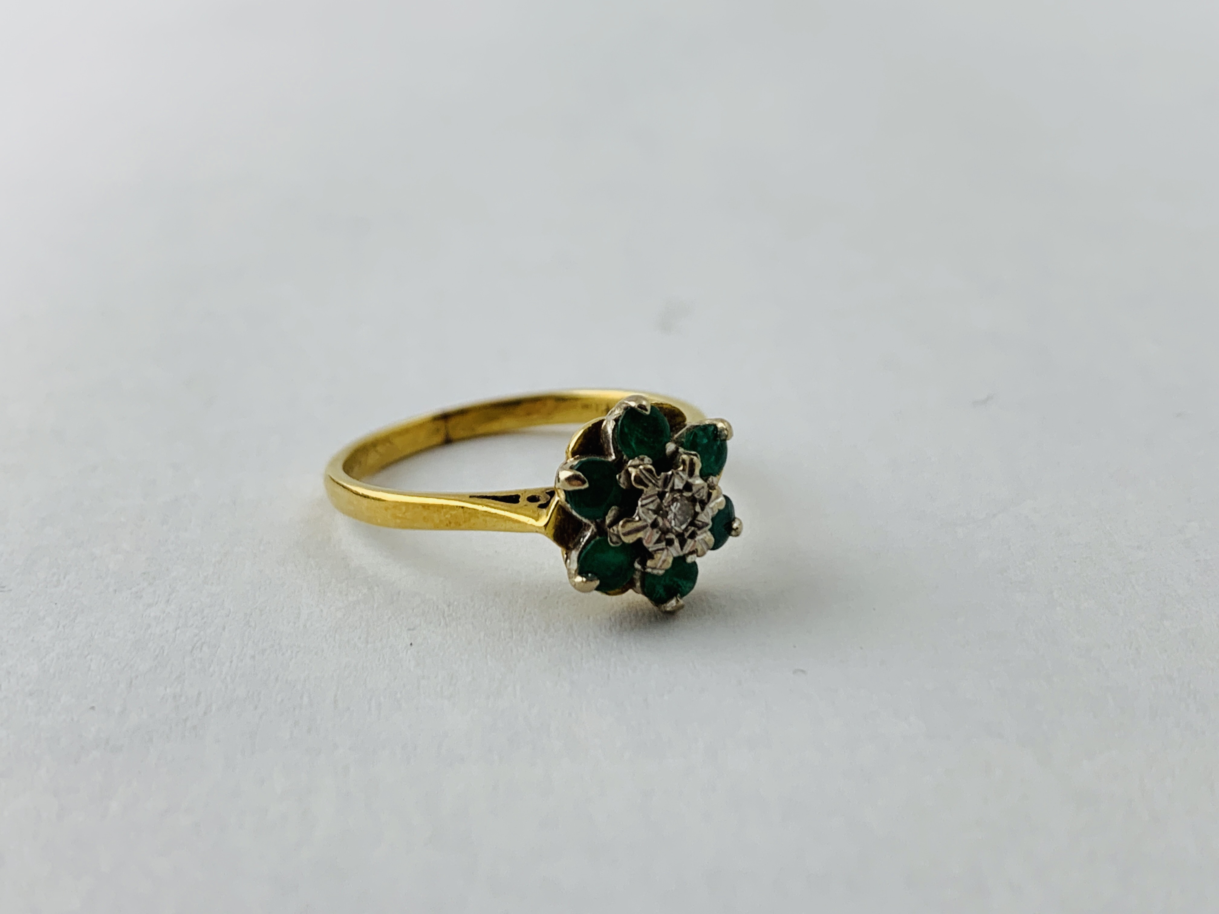 A DIAMOND AND GREEN STONE SET FLOWER HEAD RING (RUBBED MARKS) - Image 6 of 8