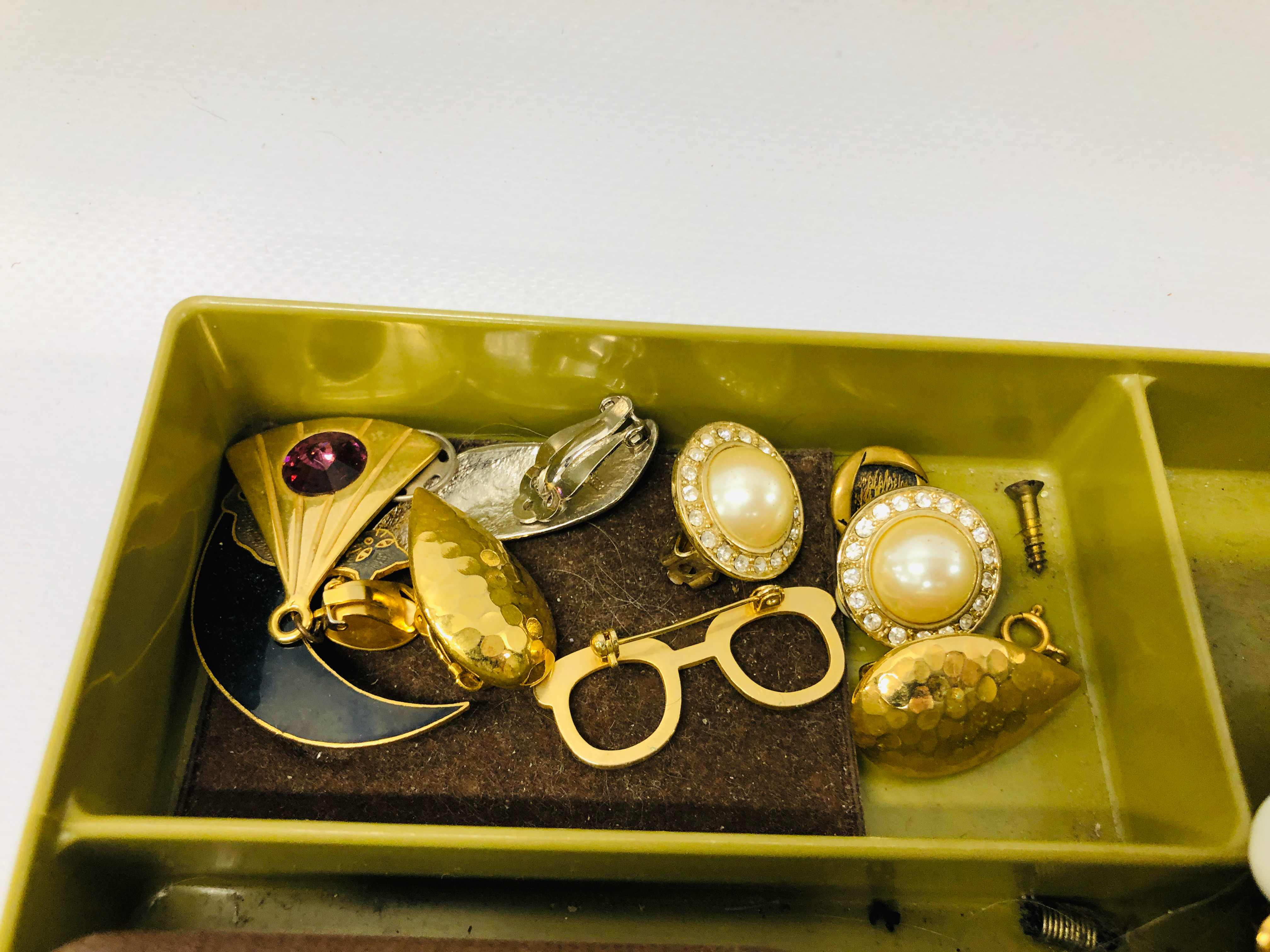 BOX OF ASSORTED VINTAGE COSTUME JEWELLERY TO INCLUDE BEADS, - Image 12 of 13