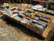 17 X BOXES OF ASSORTED BOOKS TO INCLUDE REFERENCE, MODERN NOVELS,