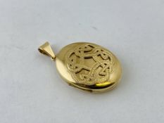A 9CT GOLD HINGED OVAL PENDANT LOCKET,