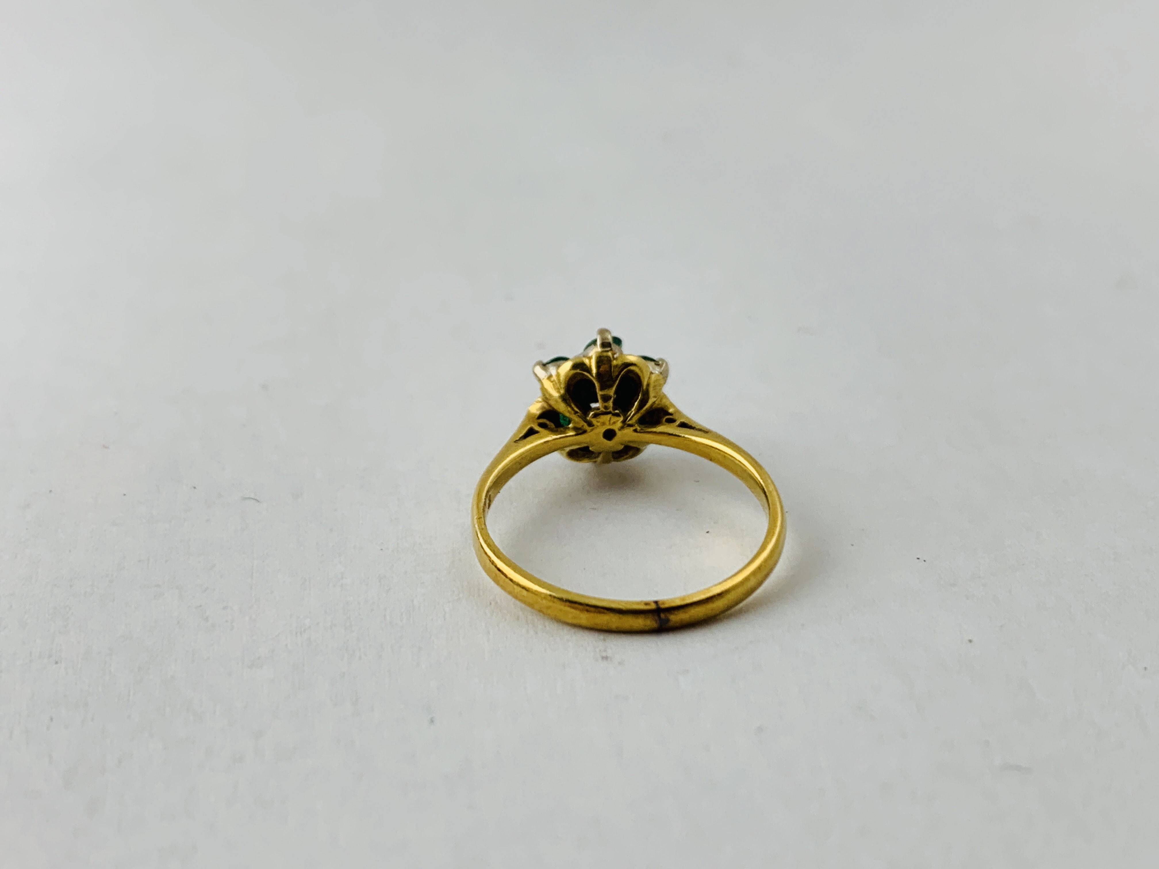 A DIAMOND AND GREEN STONE SET FLOWER HEAD RING (RUBBED MARKS) - Image 5 of 8