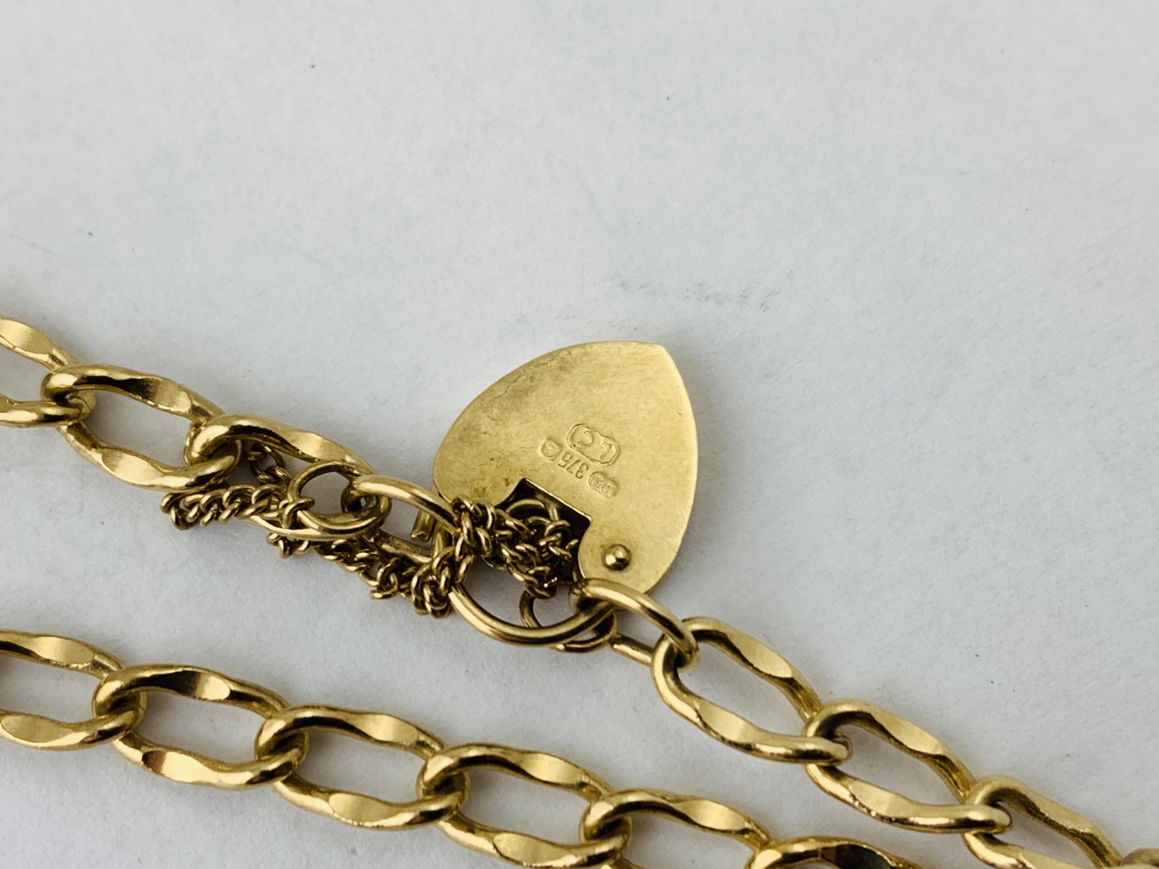 A 9CT GOLD BRACELET WITH HEART SHAPED PADLOCK CLASP AND YELLOW STONE SET PENDANT ATTACHED L 200MM - Image 5 of 9