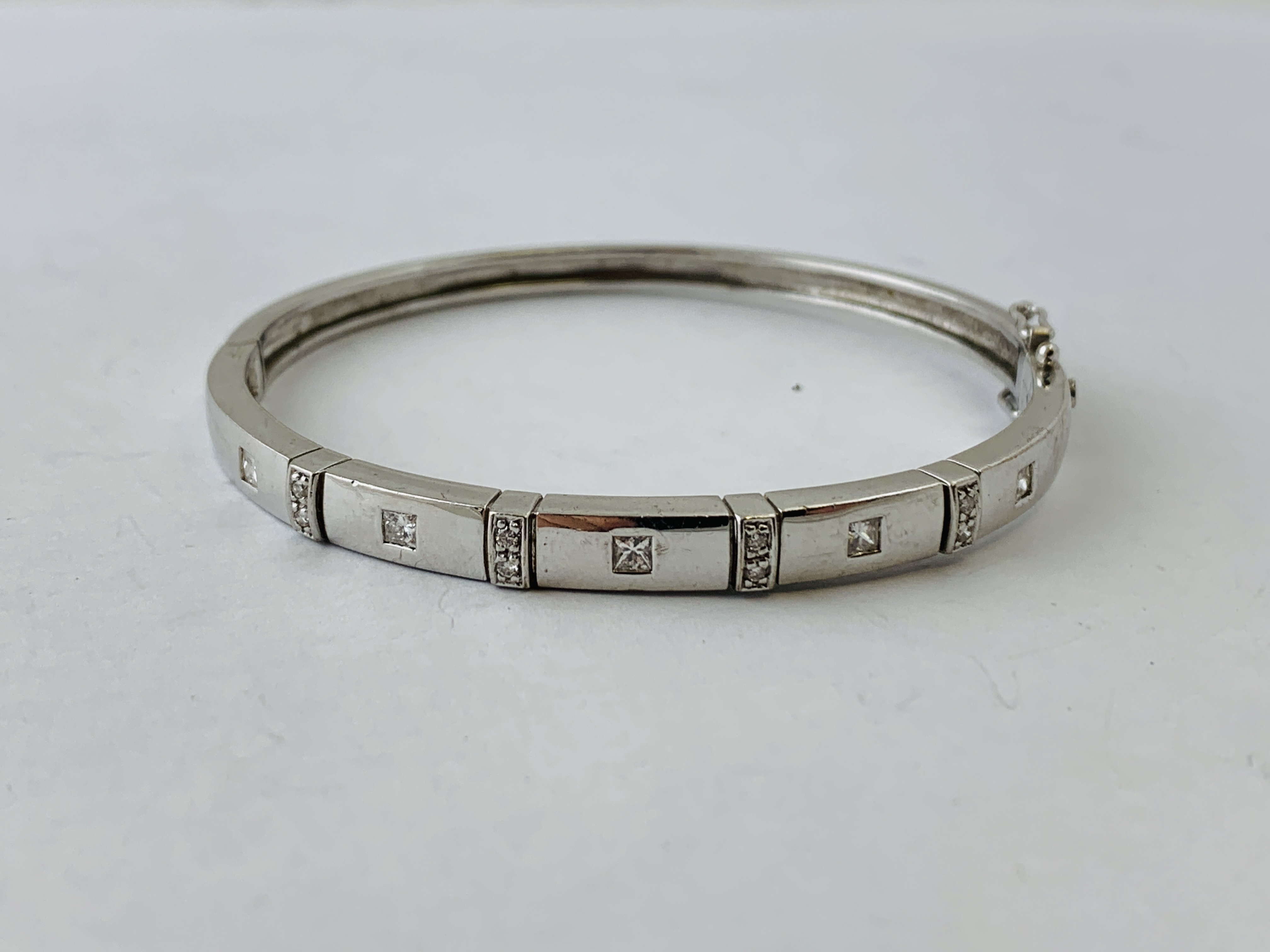 AN 18CT WHITE GOLD DIAMOND SET HINGED BANGLE MARKED 750