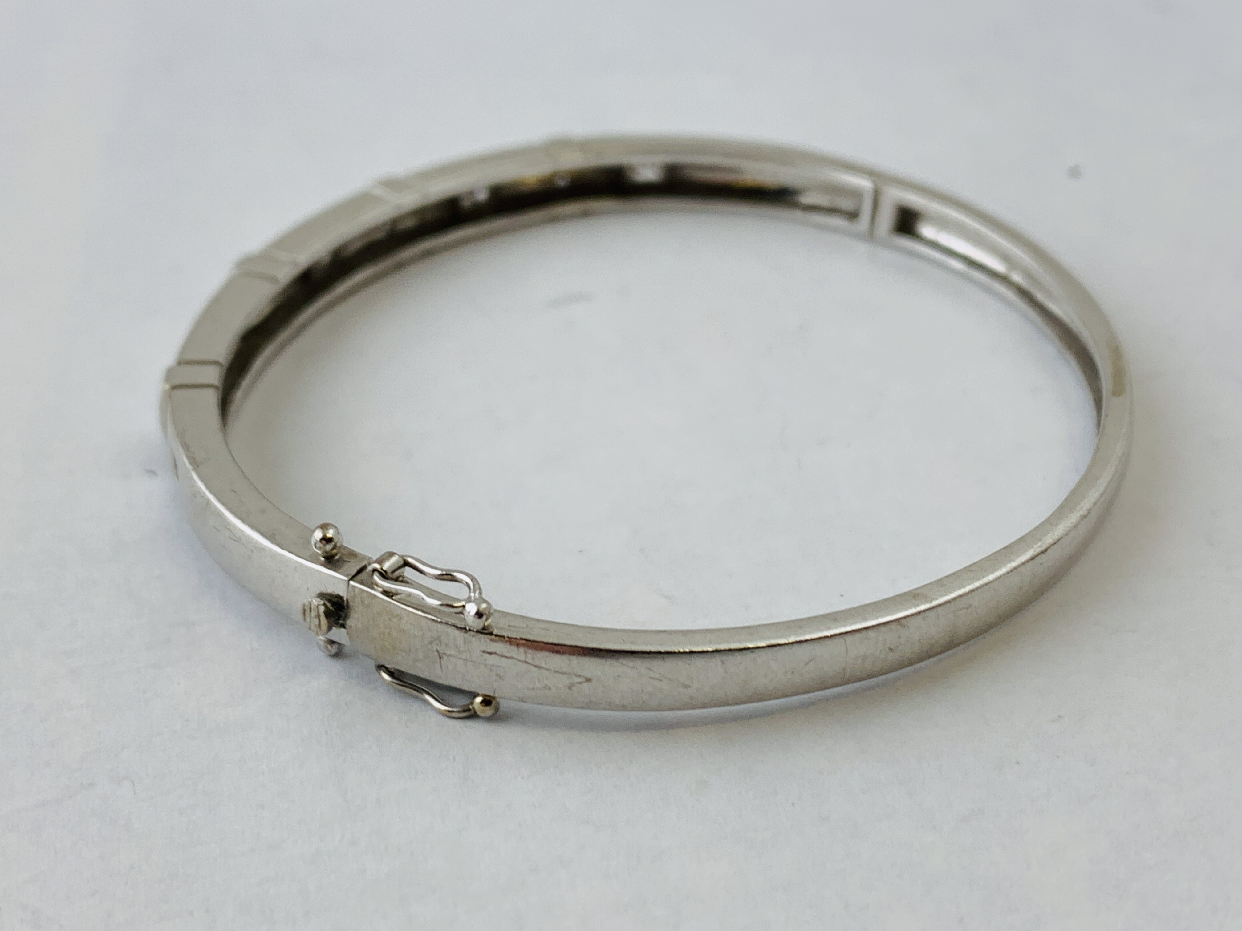 AN 18CT WHITE GOLD DIAMOND SET HINGED BANGLE MARKED 750 - Image 6 of 8