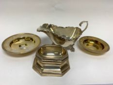 A SILVER BRITANNIA STANDARD TRENCHER SALT, 2 CIRCULAR SMALL SILVER DISHES, 8.5 & 9.