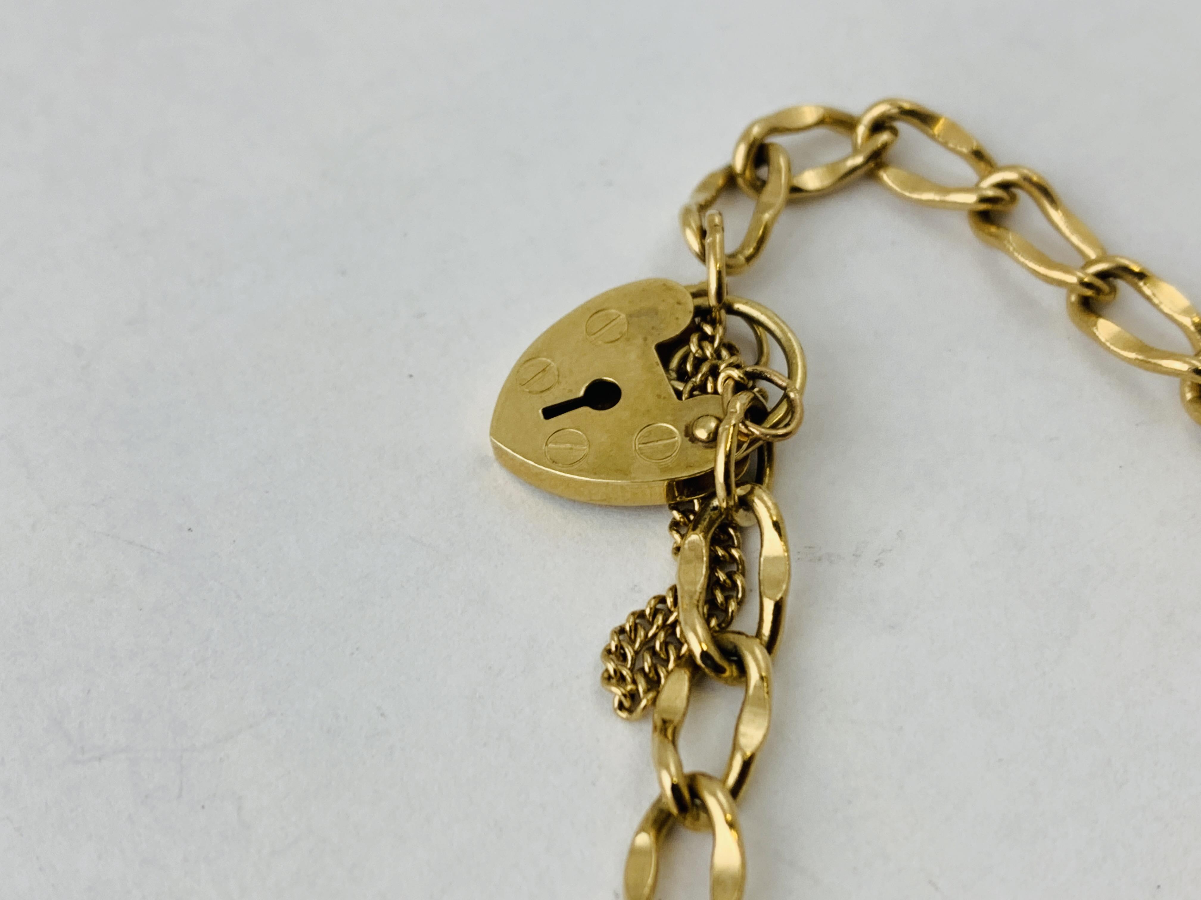 A 9CT GOLD BRACELET WITH HEART SHAPED PADLOCK CLASP AND YELLOW STONE SET PENDANT ATTACHED L 200MM - Image 7 of 9