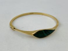 A 9CT GOLD BANGLE SET WITH POLISHED MALACHITE DETAIL