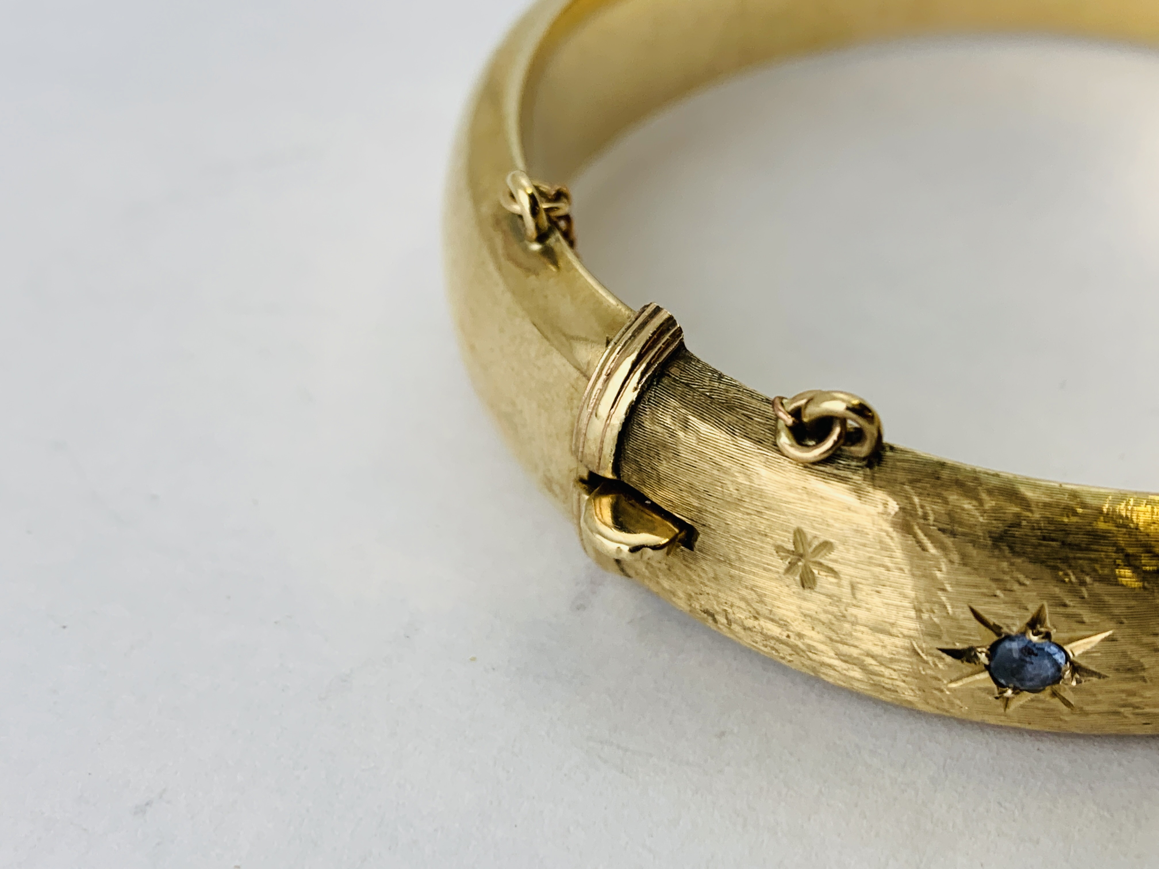 9CT GOLD HINGED BANGLE SET WITH 7 PALE BLUE DIAMONDS IN STAR SETTINGS - Image 4 of 9