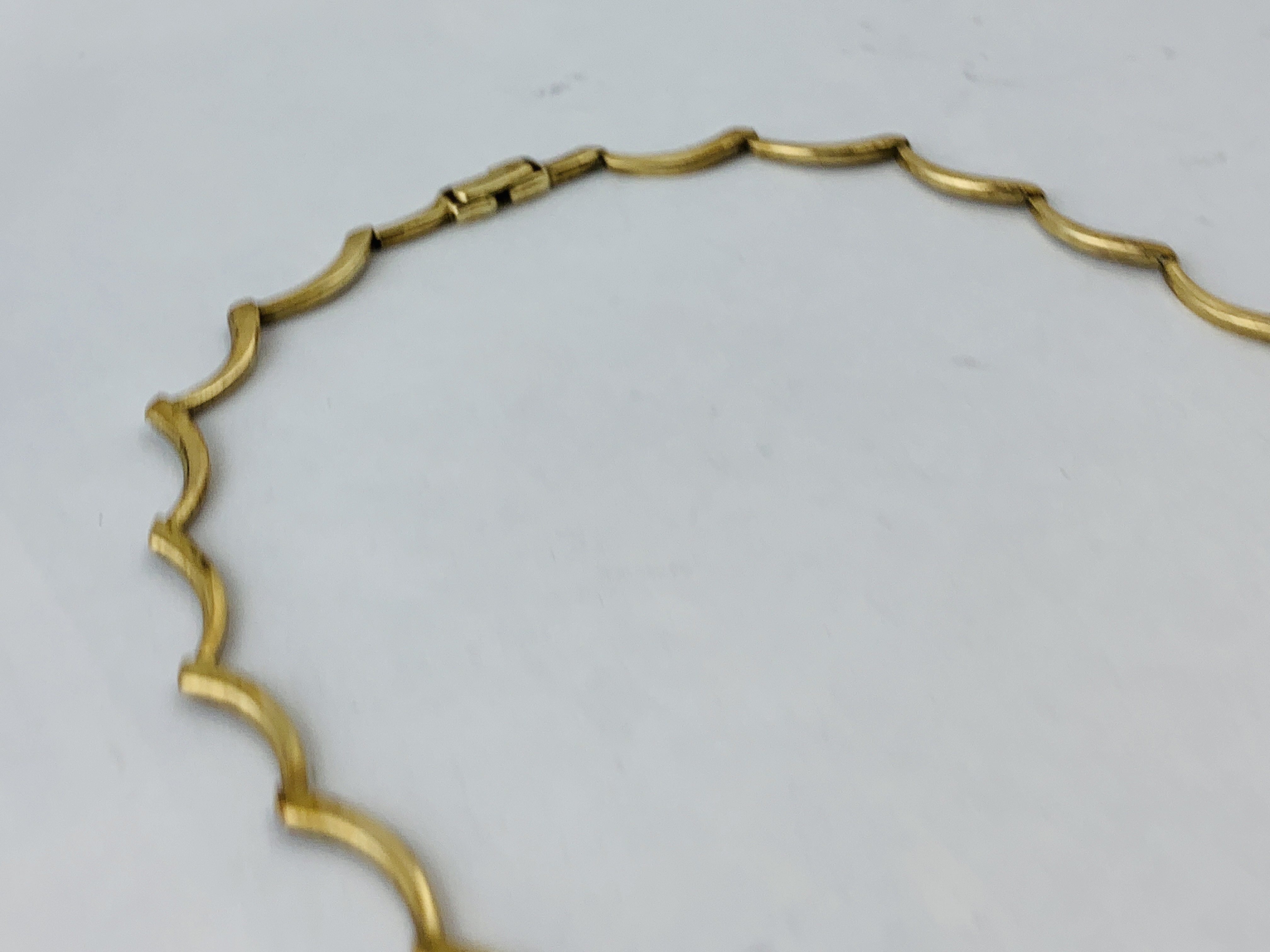 A 9CT GOLD CURVED BATTON LINK NECKLET - Image 3 of 5