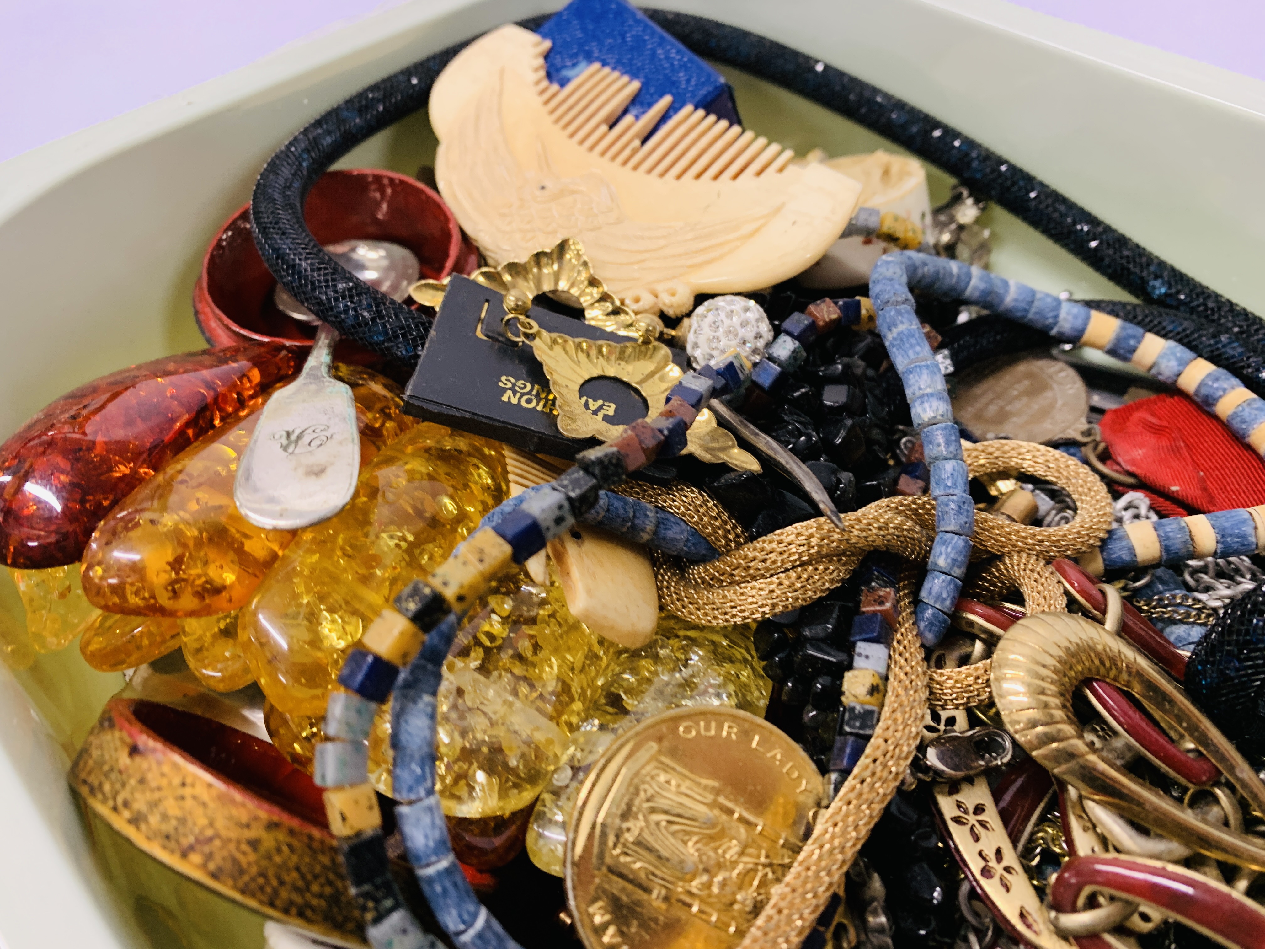 A BOX TO INCLUDE COSTUME JEWELLERY AND COLLECTABLE NECKLACES, BRACELETS, EARRINGS, - Image 4 of 7