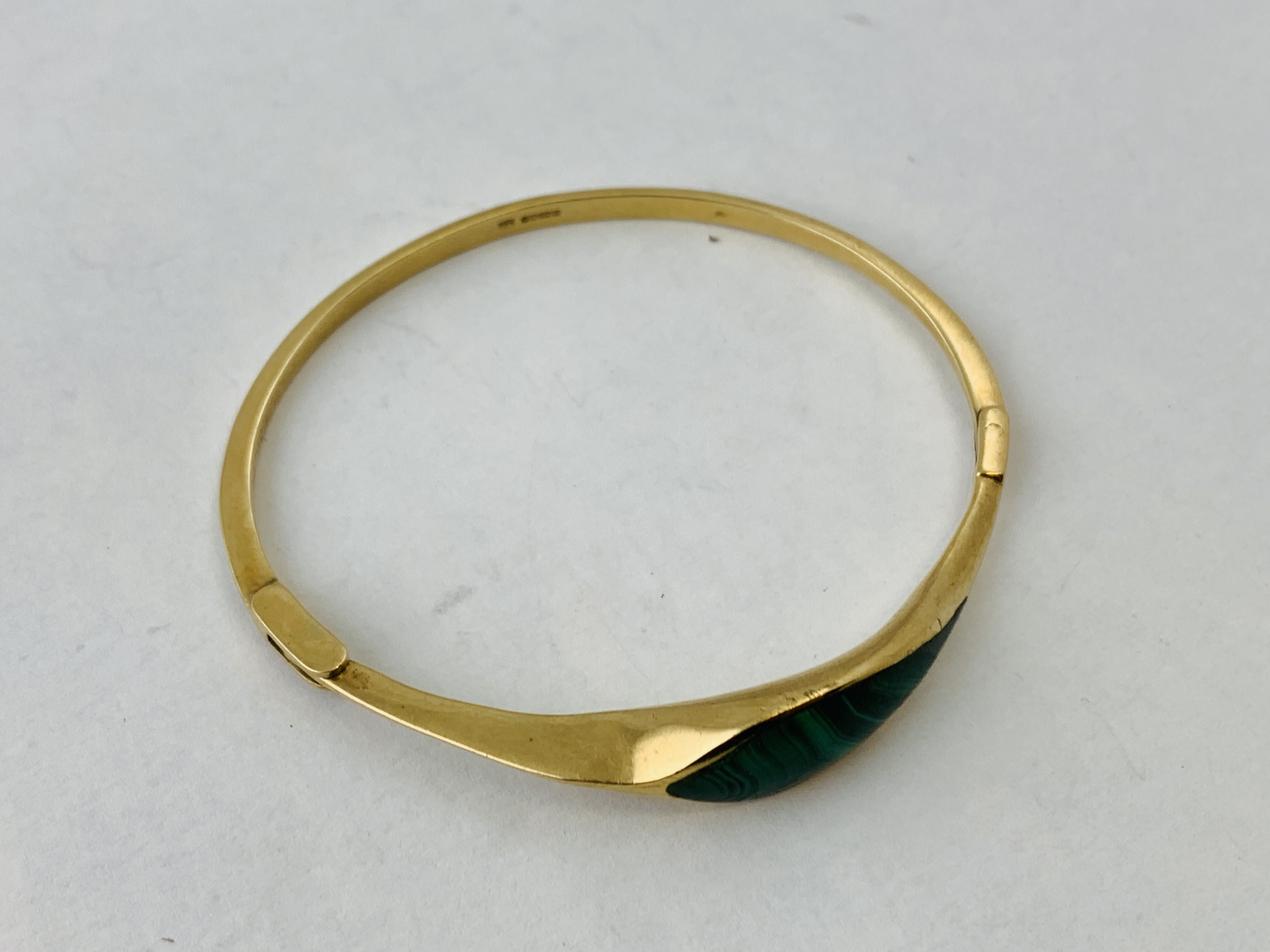 A 9CT GOLD BANGLE SET WITH POLISHED MALACHITE DETAIL - Image 3 of 4